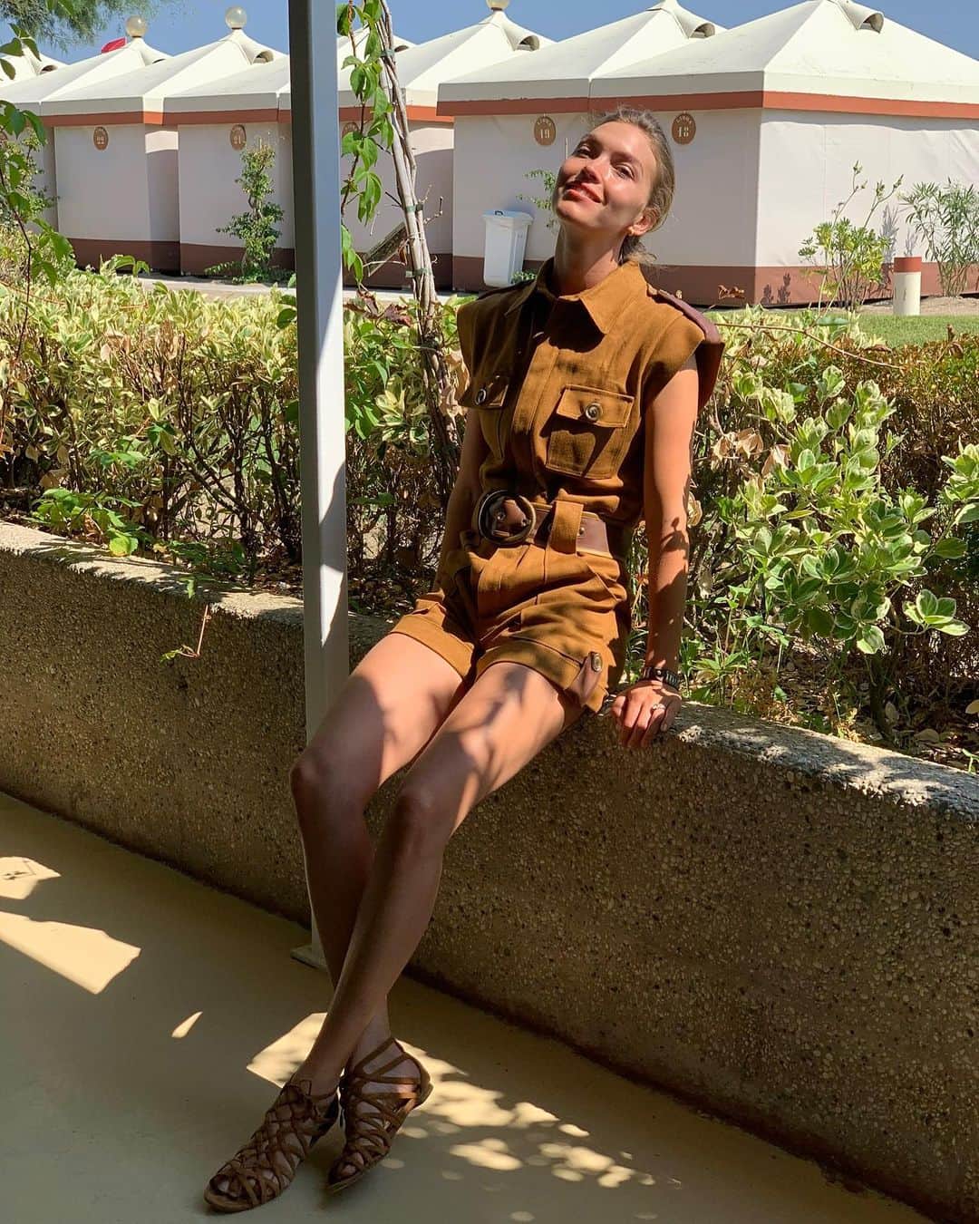 アリゾナ・ミューズのインスタグラム：「Seek out some nature wherever you are 🌱」