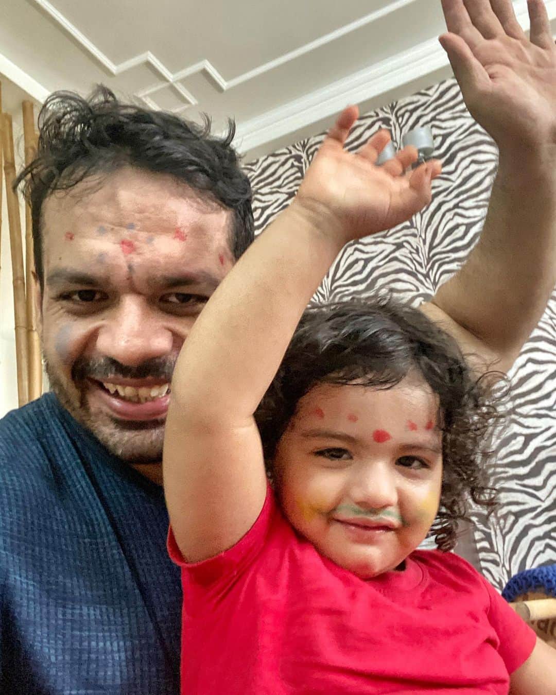 Gaurav Tanejaさんのインスタグラム写真 - (Gaurav TanejaInstagram)「When engineers do makeup... I think we did a great job... now ready to go out and rock the world.. . Ps- these were face colors  #flyingbeast #RasbhariKePapa #fitmuscletv #dadDaughter #makeup」9月19日 16時22分 - taneja.gaurav