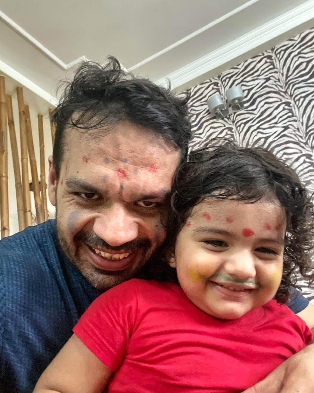 Gaurav Tanejaさんのインスタグラム写真 - (Gaurav TanejaInstagram)「When engineers do makeup... I think we did a great job... now ready to go out and rock the world.. . Ps- these were face colors  #flyingbeast #RasbhariKePapa #fitmuscletv #dadDaughter #makeup」9月19日 16時22分 - taneja.gaurav