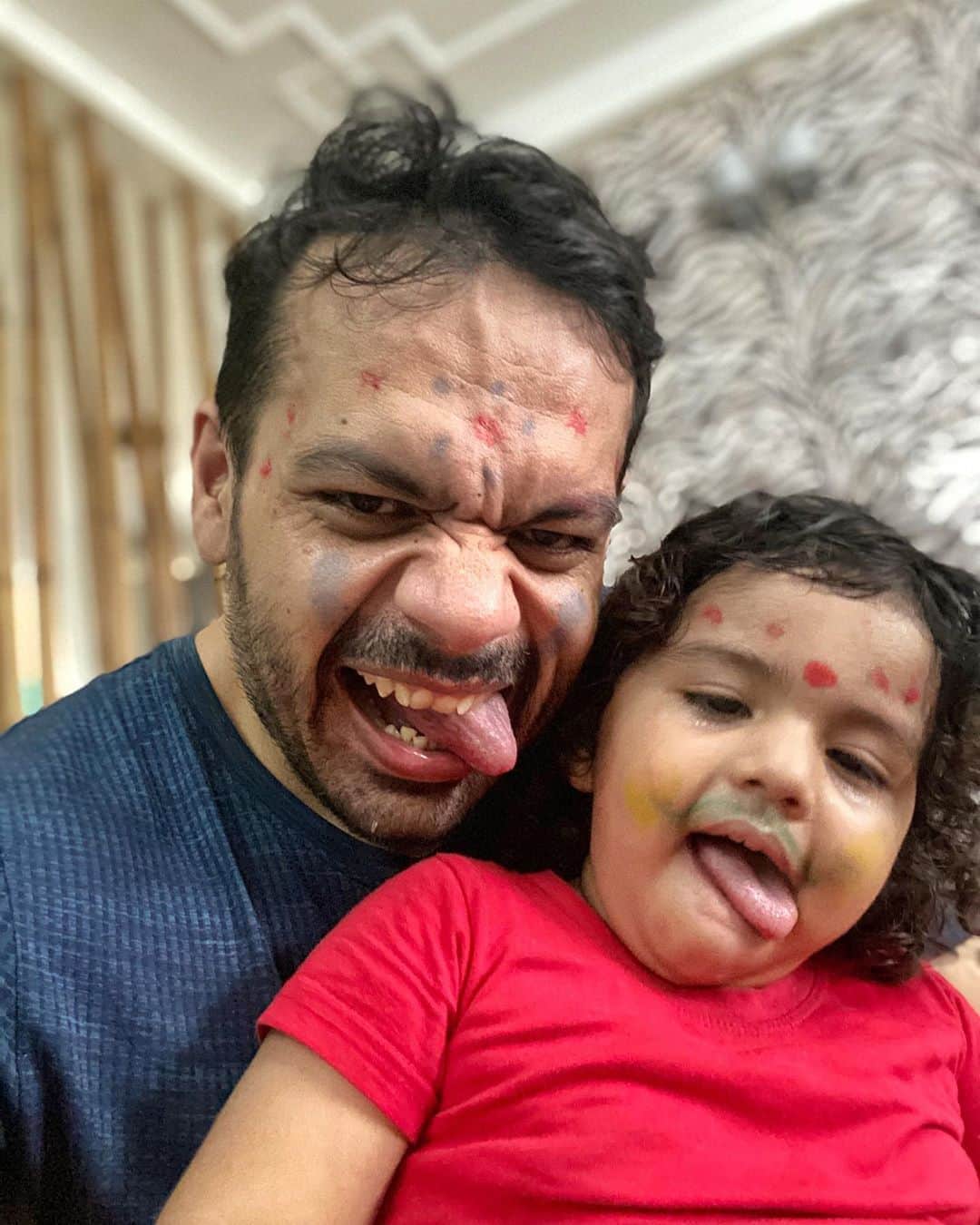 Gaurav Tanejaのインスタグラム：「When engineers do makeup... I think we did a great job... now ready to go out and rock the world.. . Ps- these were face colors  #flyingbeast #RasbhariKePapa #fitmuscletv #dadDaughter #makeup」