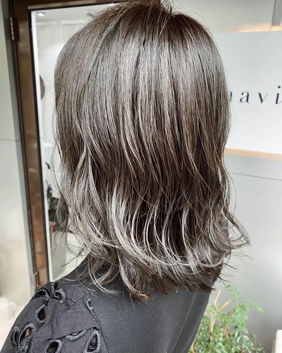 瀬口かなのインスタグラム：「ヘアーチェンジ💇🏻‍♀️﻿ ﻿ ちょっと久々のオリーブベージュ❤︎﻿ 光に当たるとこんなかんじ！😳﻿ ﻿ 秋になるので霞ませ気味で🍂﻿ ﻿ @ryotakoba62 さんいつもありがとうございます🙇‍♀️﻿ ﻿ ﻿ ﻿#haircolor #オリーブベージュ #ヘアカラー #原宿美容室 #ロブ #切りっぱなしロブ #ミディアムヘア」