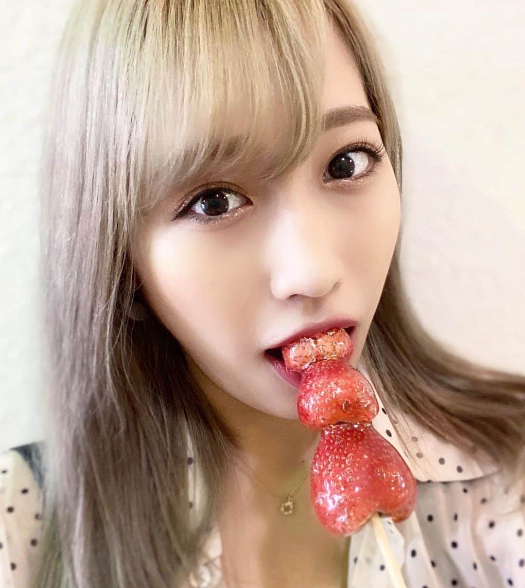 のインスタグラム：「今日、明日は少しゆっくりday🔅 買い物ついでに飴食べたけど今日はとても美味しく感じた。🧚‍♀️ みんなは何してるのー？？？👀 . . . #いちご飴#ファッション#東京#かわいい #ネイル#ありがとう#大好き#モデル#コーデ#撮影#ヘアアレンジ#メイク#pococha#ライバー#ライブ配信#ビジョラボ#美女図鑑#ビジョ図鑑#ビジョビ#ootd#fashion#kawaii#outfit#ザラジョ#セクシー#インフルエンサー#モデル#美容#可愛い子と繋がりたい#インスタ加工#撮影モデル」