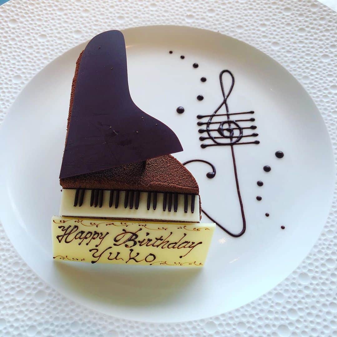 江連裕子さんのインスタグラム写真 - (江連裕子Instagram)「. 夏の思い出 7月の誕生日祝い、 今年は少人数でお祝いして頂きました🍰 可愛いピアノショコラ🎹 . #birthday #birthdaycake #birthdaypresent #誕生日プレゼント #誕生日 #誕生日ケーキ #ショコラ #ショコラケーキ #ピアノ #piano #cake #cakegram #cakes #パレスホテル東京 #palacehoteltokyo」9月19日 16時26分 - yuko_ezure