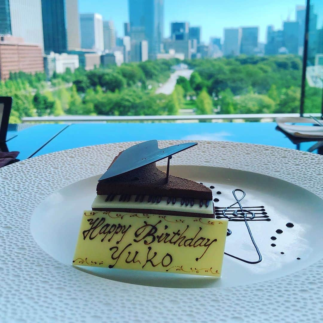 江連裕子さんのインスタグラム写真 - (江連裕子Instagram)「. 夏の思い出 7月の誕生日祝い、 今年は少人数でお祝いして頂きました🍰 可愛いピアノショコラ🎹 . #birthday #birthdaycake #birthdaypresent #誕生日プレゼント #誕生日 #誕生日ケーキ #ショコラ #ショコラケーキ #ピアノ #piano #cake #cakegram #cakes #パレスホテル東京 #palacehoteltokyo」9月19日 16時26分 - yuko_ezure