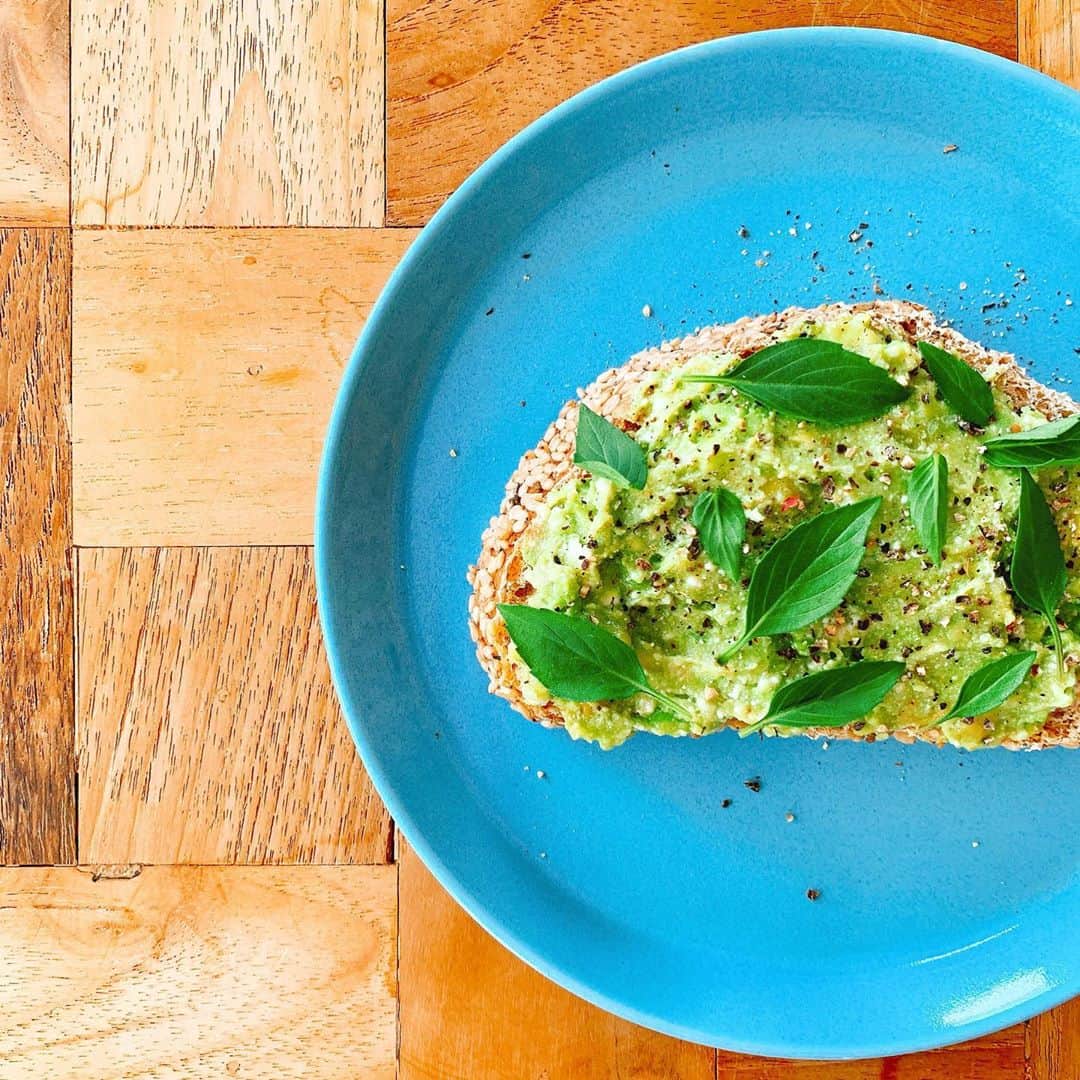 リサ のインスタグラム：「🥑🍞🌿  #food #foodpic #foodphoto #foodie #foodlover #instafood #foodism #foodaddict #foodies #foodoftheday #onthetable #りちゃこ食堂」