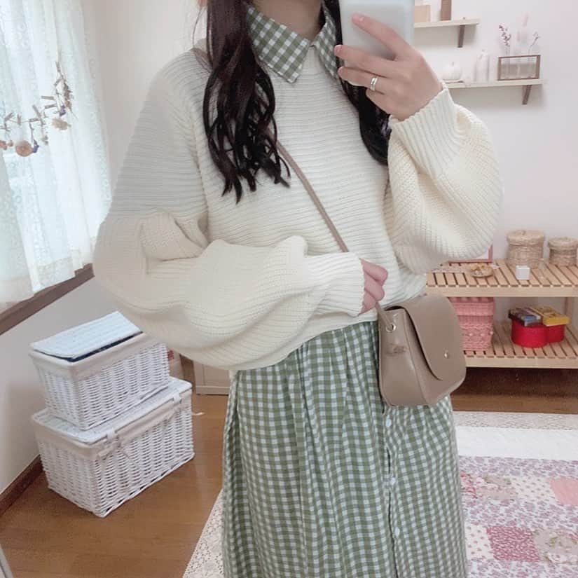 みさねのインスタグラム：「ㅤ 秋服✌🏻🤎 ㅤ ワンピースと重ね着して襟出すのかわいくない😋？！ ㅤ ニットは @fifth_store  ワンピースとバッグはCham.ワンピース来週販売〜！ ㅤ 髪の毛はみさねしふくで使っとるウィッグ笑 ㅤ #ワンピース #カジュアルコーデ #平均身長コーデ #フィフス #fifth #fifthtl #カジュアル #ワンピースコーデ #ボリュームスリーブデザインニット #秋コーデ #ニット #ニットコーデ」