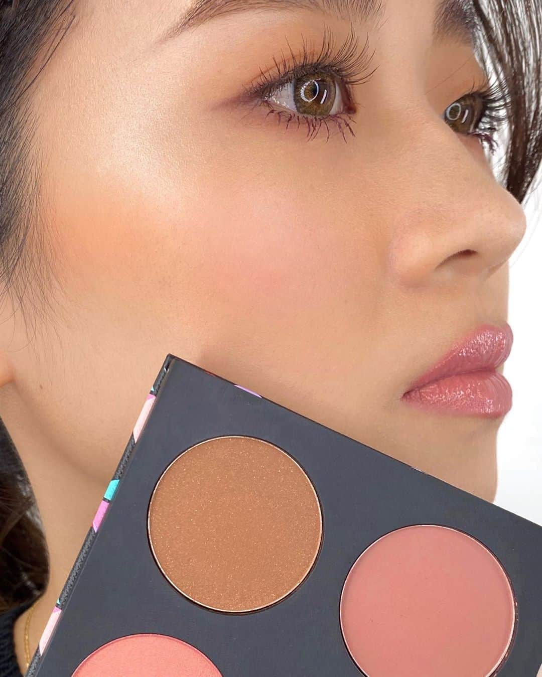 M∙A∙C Cosmetics Japanのインスタグラム：「秋にぴったりの6シェード入りのフェイスパレット🍁チーク、ハイライト、シェーディングがこれ1つで完成✨ ㅤ #MACHauteGossip #MACオートゴシップ   #MACオートゴシップ コレクション製品は @maccosmeticsjapan のIGTV＆ストーリーズのハイライトからご覧いただけます👆 ㅤ 【公式オンラインショップ限定特典】 ☑︎初回ご購入のお客様へ10% OFFクーポンをプレゼント （クーポンコードwelcome） ㅤ #MACCosmeticsJapan #MACCosmetics #MAC #MACコスメ #マックコスメ #コスメ #コスメレポ #化粧品 #デパコス #コスメ部 #コスメマニア #メイク好き#メイク道具#美容大好き#美容好き#メイクプロセス#トレンドメイク#秋メイク#メイクテク#チーク#ハイライト#シェーディング#立体感#血色感#透明感」