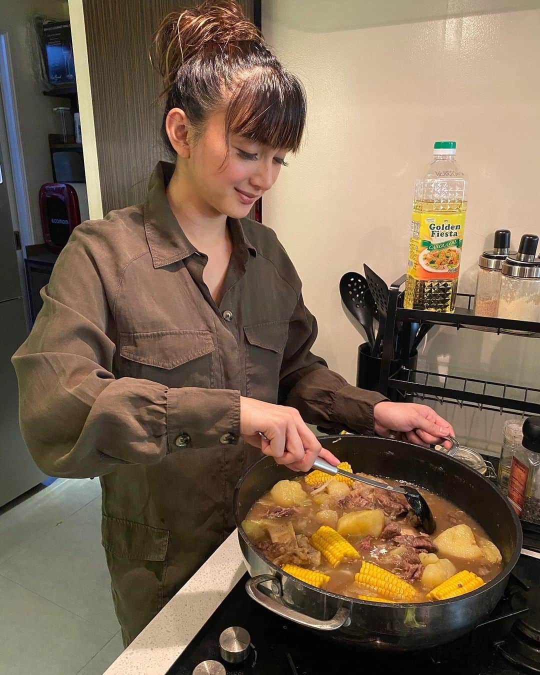 Iya Villaniaさんのインスタグラム写真 - (Iya VillaniaInstagram)「Who else sautés their beef when making bulalo? 😆 Bulalo is such a staple in this house and we’ve been doing a lot of eating this quarantine, so I like to make sure that the food we prepare is always cooked the healthy way.  I choose to #BeHeartHealthy with Golden Fiesta ☺️」9月19日 16時51分 - iyavillania
