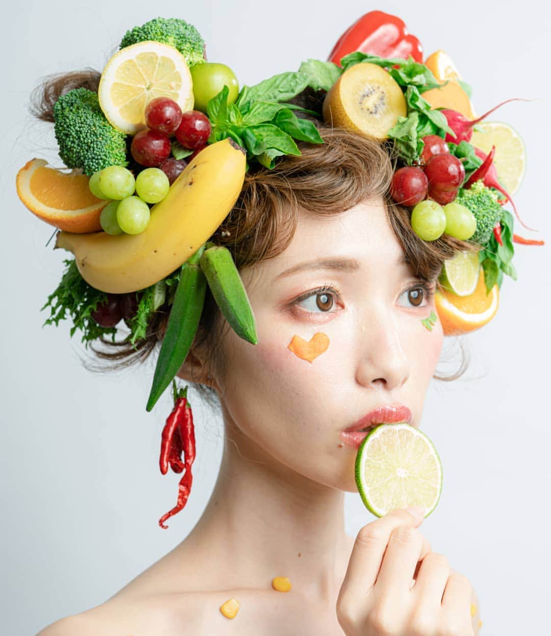 彦坂まなみさんのインスタグラム写真 - (彦坂まなみInstagram)「とっても評判のいいフルーツシリーズ 🍊🍌🍇🍎🍋  photo by @kagawa_junpei hairmake by @miomiooooooo77   @yoshida_shinobu  #フルーツ #フルーツ盛り  #fruits #fruitsbasket #カラフル #colorful #ポートレート #作品撮り  #フリーランス #フリーモデル  #beautyshoot #beautyphotography #eat #bite #りんご #檸檬」9月19日 16時53分 - ma7am1