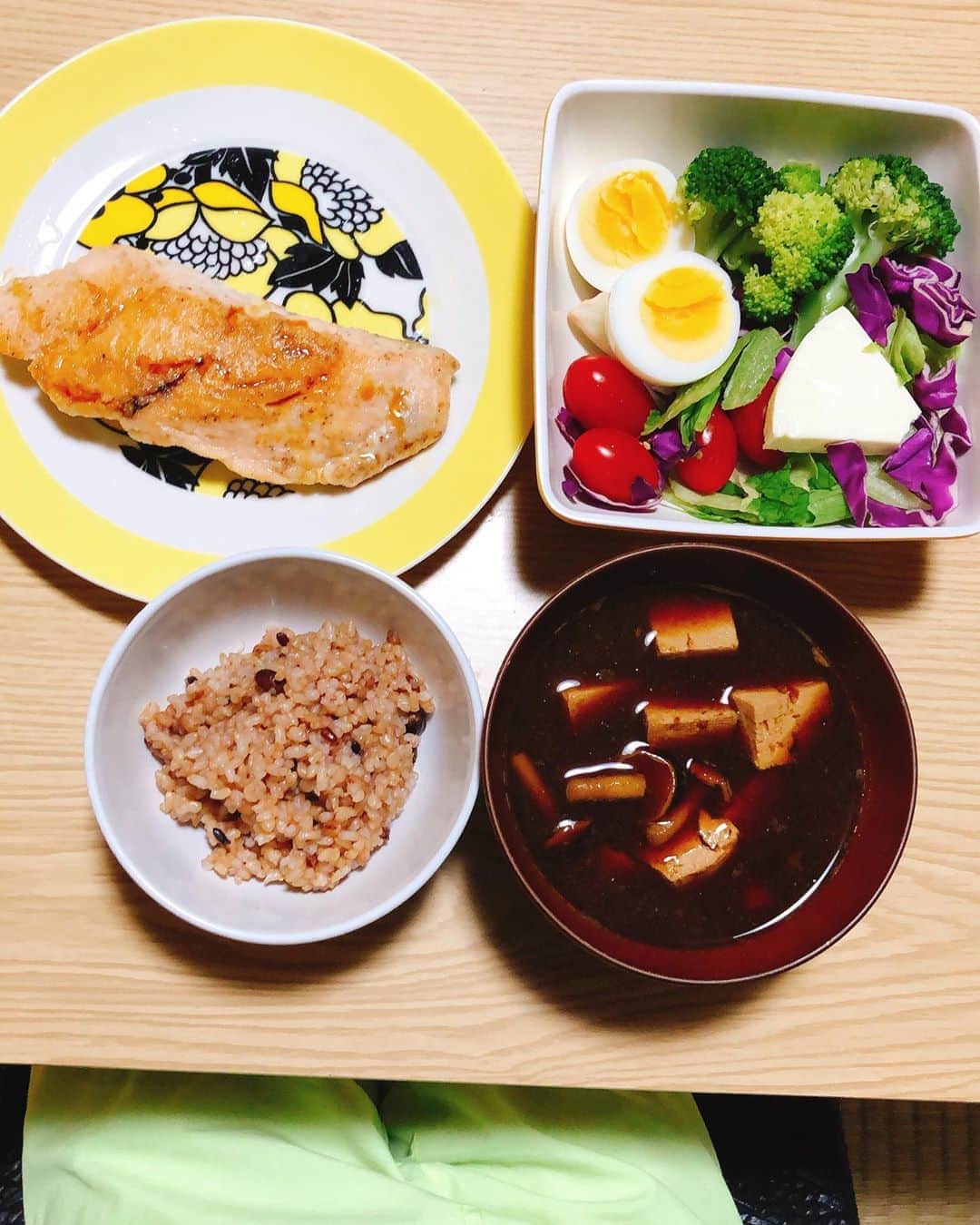のインスタグラム：「#晩ご飯 #request #鮭のムニエル #サラダにチーズ #なめこと豆腐の味噌汁 😋 #4年熟成の手前味噌　#酵素発芽玄米 #株式会社はつが @nadeshiko_healthy_life  #美味しいいただきました 💖 #youtube  #ムネまりチャンネル  #グッドボタン👍 #チャンネル登録お願いします 🛎✨ #プロフィールから飛べまーす ❤️ #山田まりや #ムネくん #親子 @central_official_  #小学2年生 #7歳 #男の子 #ママ #hairstyle #color #pink #instagood #instalike #instafashion #instadaily #love #loveislove」