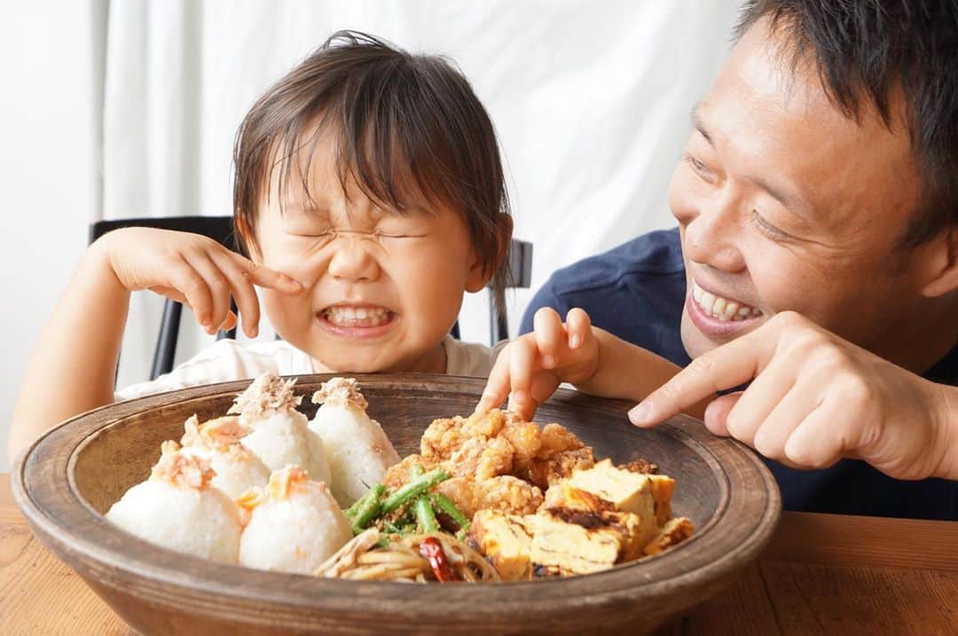鈴木あすなのインスタグラム：「平凡こそしあわせ。 . 私の誕生日はいつも仕事でいなかった旦那さん。 . 一緒に誕生日を過ごしたことはなかったので、お店のディナーやお出かけなどいろいろ提案してくれたけど、「2人(主人と娘)の作ったお弁当でピクニックがしたい」という私の意見が採用♡ . お天気もよく、アトリエ目の前の久屋大通公園がちょうどオープンだったので、パパと娘の手作り弁当を片手にピクニックしてきました。 . 娘(2歳8カ月)は、卵を割ってミニトマトのヘタをとって(そのまま口に)、あとは「料理は味見が1番大事なの」と言って唐揚げの味見をし続けて、完成した頃にはお腹いっぱい発言。 . あとはパパが頑張って作ってくれました😊 . 素敵な誕生日になりました🎂 . #お弁当#ピクニック#久屋大通公園#アトリエ前は芝生エリア#ペアクック#パパと娘で料理#愛情弁当#おにぎり大きすぎ」