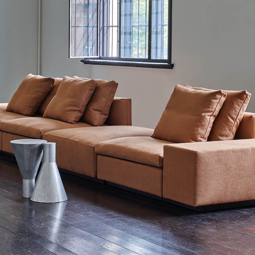 eilersenのインスタグラム：「Smooth lines and true lounge design are the essences of the Dacapo sofa. With an alluring depth of 105 cm, it is an irresistible option.⁠ •⁠ •⁠ •⁠ #eilersen #eilersenfurniture #myeilersen #dacapo #interiordesign #homedecor #sofa #danishdesign #inredning #finahem #interiorlovers #interiordesign #modernliving #minimalism #nordiskehjem #nordicinspiration #nordicliving #craftsmanship #luxurylifestyle #boligindretning #designinterior #livingroominspo #boliginspiration #softminimalism #hemindredning #schönerwohnen #nordicminimalism」