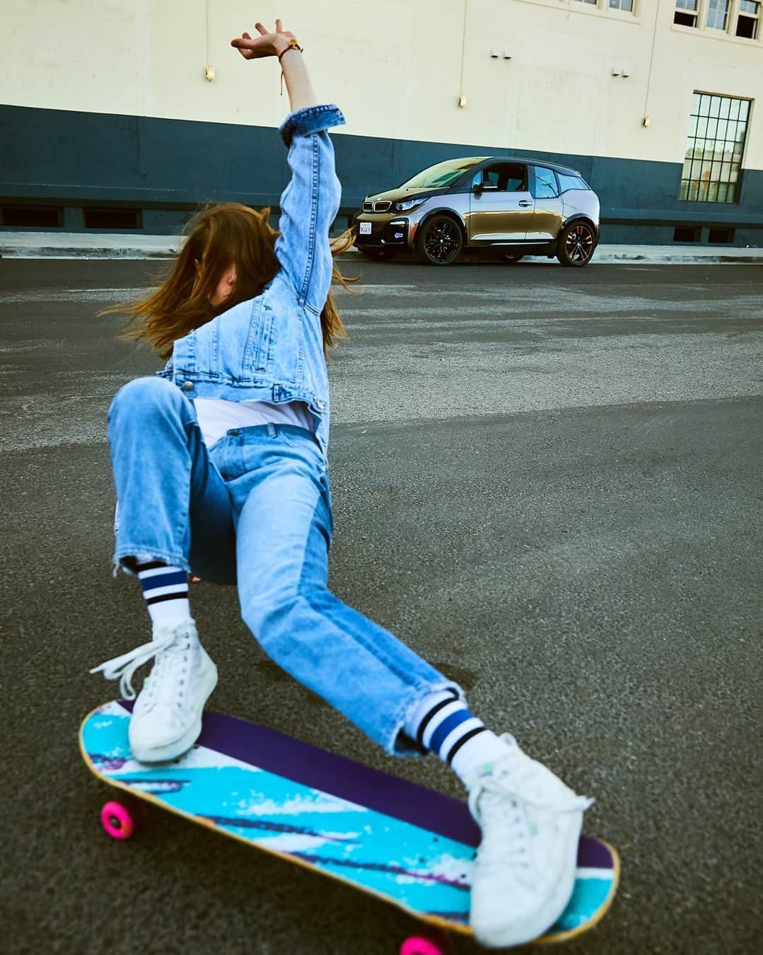BMWのインスタグラム：「Sliding into the weekend be like...  The BMW i3s.  #THEi3 #BMW #i3 @sohohouse @sohohouselosangeles @bmwgroupculture @sierra_prescott   __ BMW i3s (120 Ah): Energy consumption in kWh/100 km (combined): 14.6–14.0. CO2 emissions in g/km (combined): 0. Further information: www.bmw.com/disclaimer.  	 Acceleration (0-100 km/h): 6.9 s. Power: 135 kW, 184 hp, 270 Nm. Top speed (limited): 160 km/h.」
