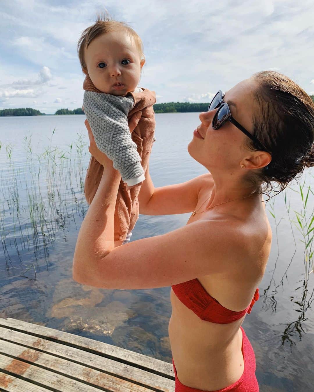 のインスタグラム：「Yks tän kesän kohokohdista: Saada tutustua tähän uuteen ihmeelliseen pikkutyyppiin.❤️ Sydän pakahtuu onnesta kun saadaan olla tän iloisen ja uteliaan tytön kummeja.🥰❤️ . Ja @henarisurfwhale tietääkin meidän kummifilosofian teemabiisin🤪 Parasta päästä seuraamaan millanen seikkailumatka tän tytön valitsema polku tulee olemaan😍❤️❤️❤️ . ”Se on tie elämän ja käyt kulkemaan Läpi yön se vie ja toivon saat Paikan joookaineeeen polultansa löytäääää Aina uuteeeeeen käy tieeee elämääään.”❤️🦁」