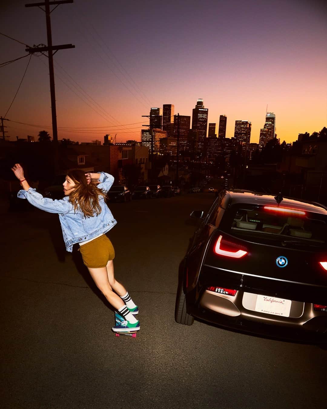 BMWのインスタグラム：「Rollin' into downtown.  The BMW i3s. #THEi3 #BMW #BMWi3 #BMWi @sohohouse @sohohouselosangeles @bmwgroupculture @sierra_prescott __ BMW i3s (120 Ah): Energy consumption in kWh/100 km (combined): 14.6–14.0. CO2 emissions in g/km (combined): 0. Further information: www.bmw.com/disclaimer.  	 Acceleration (0-100 km/h): 6.9 s. Power: 135 kW, 184 hp, 270 Nm. Top speed (limited): 160 km/h.  	 s」