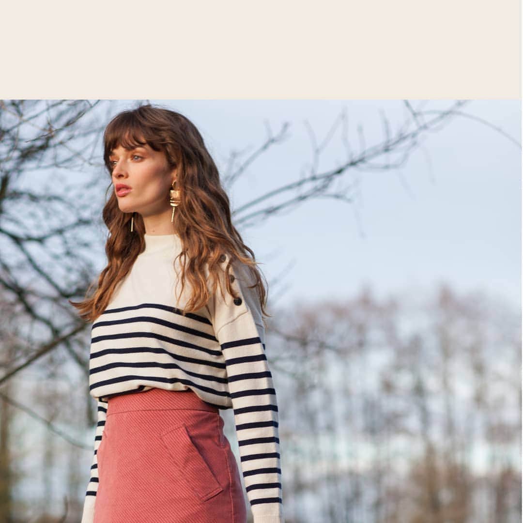 ベンシモンのインスタグラム：「Hello week-end 🌸 ​Dans notre nouveau petit pull marinière intemporel 💙 ​Cet automne on le glisse dans tous nos week-ends bags ! Avec ses jolis détails, ses boutons ancre de marine, sa coupe légèrement ample et son col cheminée, notre petit Emire est parfait pour filer à la campagne ou au bord de l'océan respirer le grand air avec style 🌊  ​🇬🇧 Hello weekend 🌸 In our iconic sailor jumper with its super soft wool for the first days of autumn 🐑🍂 You'll love its pretty details, its navy anchor buttons, its slightly loose fit and its chimney collar and you'll go to the countryside or to the seaside to breathe the fresh air with style 🌊  ​#bensimon #collection #mode #frenchfashion  ​」