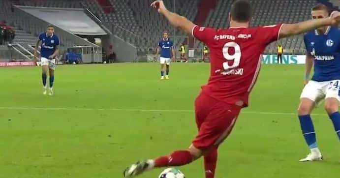 F2Freestylersのインスタグラム：「LewanGOALski turns to LewASSISTski with this ridiculous rabona assist for @esmuellert 🤯😱🎯 @_rl9 unbelievable 👏🏻」