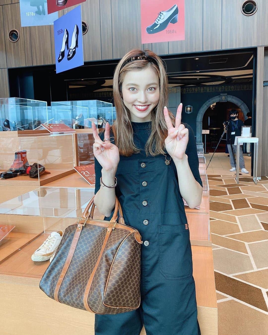 高橋野乃子さんのインスタグラム写真 - (高橋野乃子Instagram)「． 2日間限定の靴ミュージアム♡👞 日本の革靴150年の歴史展示をされてあります  渋谷スクランブルスクエアにはじめて来れたよ🏙  #japanleather   #革靴  #渋谷スクランブルスクエア  #靴ミュージアム  #日本の革靴150周年 #黒コーデ  #オーバーオール」9月19日 17時17分 - _nonstyle_