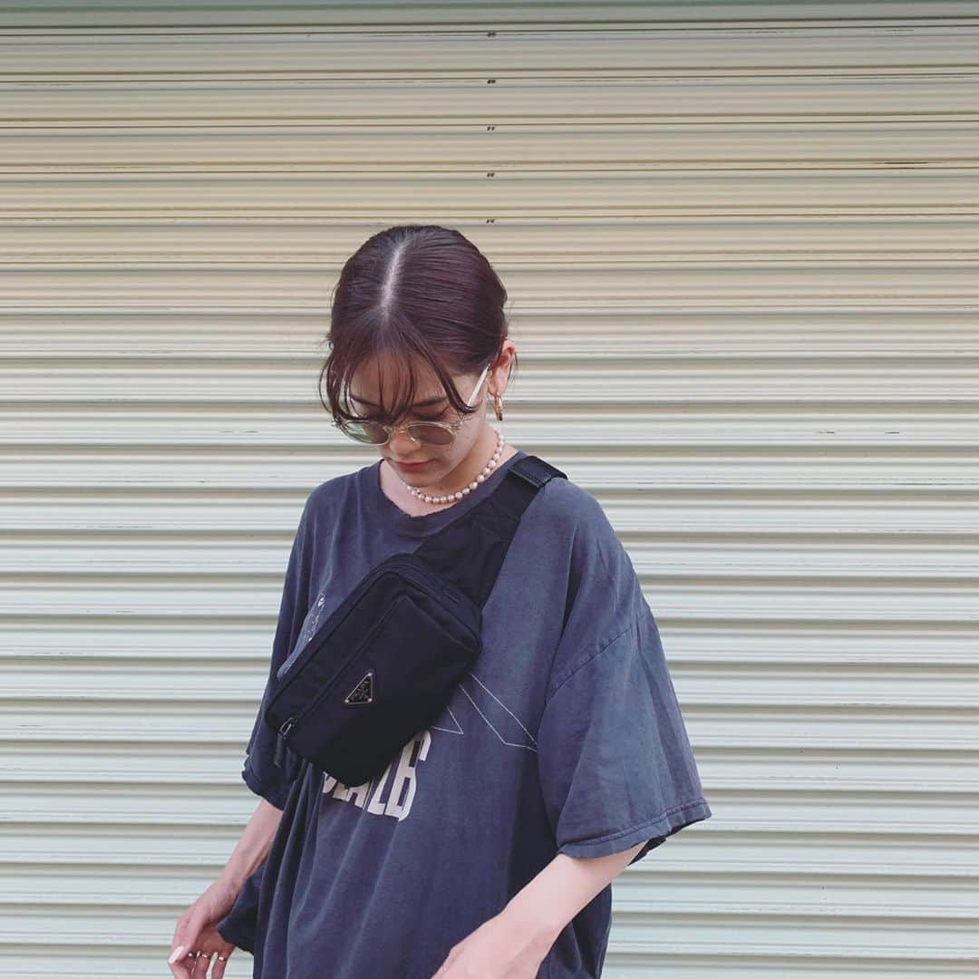 emmaさんのインスタグラム写真 - (emmaInstagram)「🦢.  tops : vintage bottoms : @thevirgins  bag : @prada  glasses : @hakusan_megane_jp」9月19日 17時32分 - okss2121