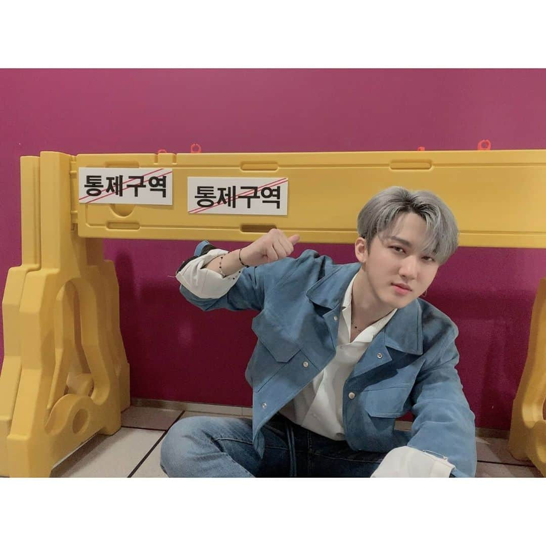 Stray Kidsさんのインスタグラム写真 - (Stray KidsInstagram)「이곳이 대기실이라니.. 현진중심 ♡ #straykids #stay #음악중심 #🐖🐇」9月19日 17時25分 - realstraykids