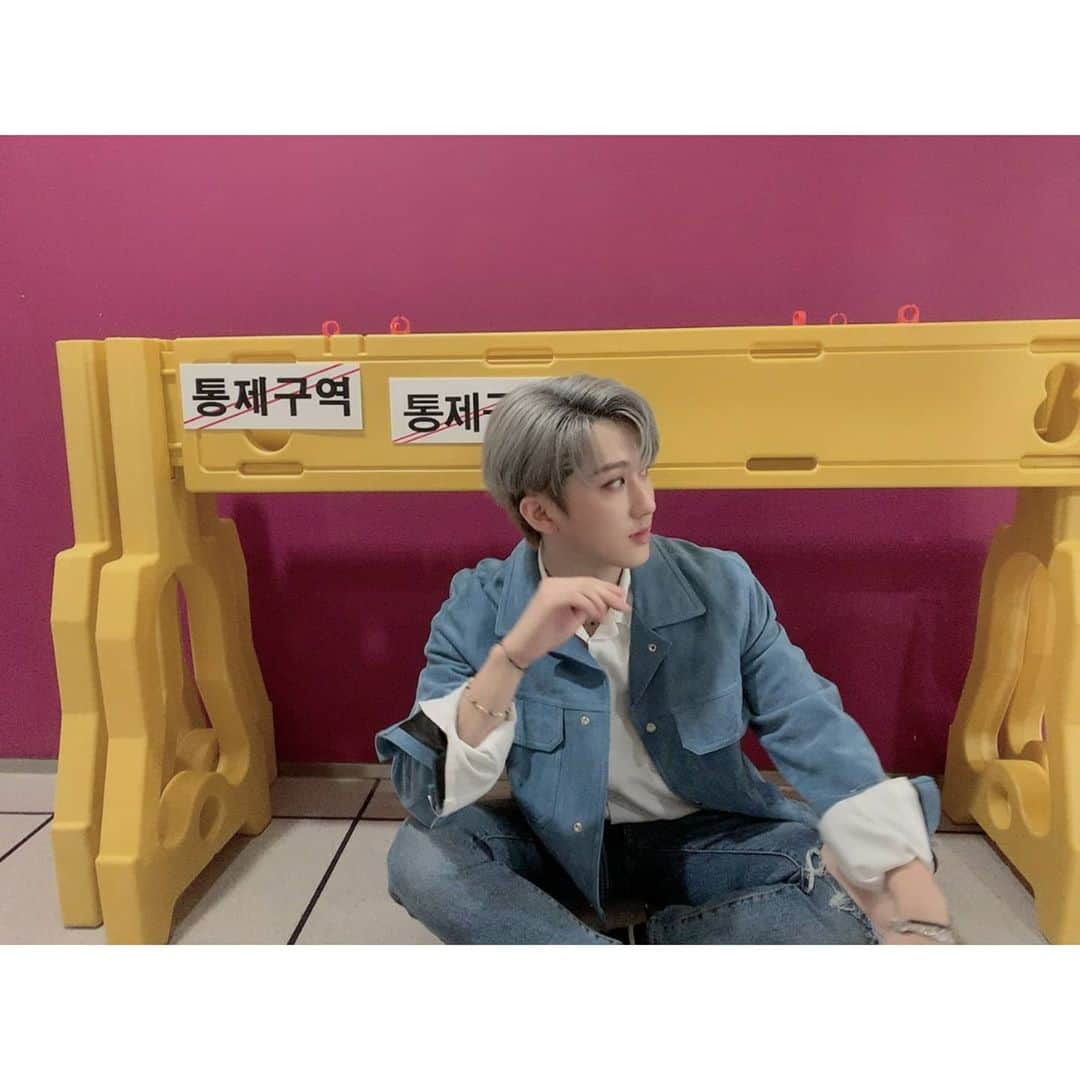 Stray Kidsさんのインスタグラム写真 - (Stray KidsInstagram)「이곳이 대기실이라니.. 현진중심 ♡ #straykids #stay #음악중심 #🐖🐇」9月19日 17時25分 - realstraykids