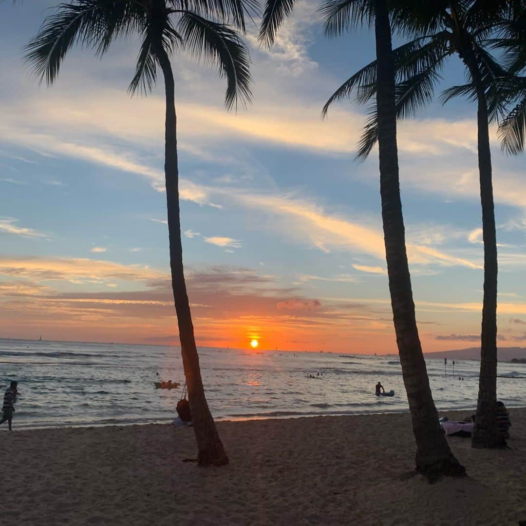飯島寛子さんのインスタグラム写真 - (飯島寛子Instagram)「Aloha Friday sunset!! こんな素晴らしい景色に癒されます。 #beautifulsunset #waikiki #hawaii」9月19日 17時27分 - hirokoiijima
