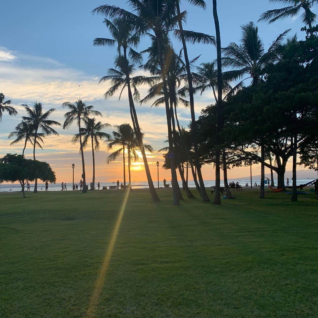 飯島寛子さんのインスタグラム写真 - (飯島寛子Instagram)「Aloha Friday sunset!! こんな素晴らしい景色に癒されます。 #beautifulsunset #waikiki #hawaii」9月19日 17時27分 - hirokoiijima