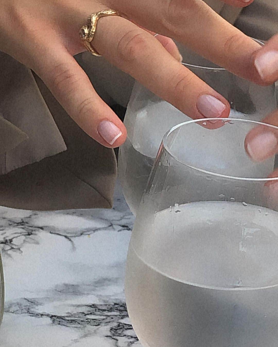 のインスタグラム：「Water the fancy way by @sophiegoehler 🤍」