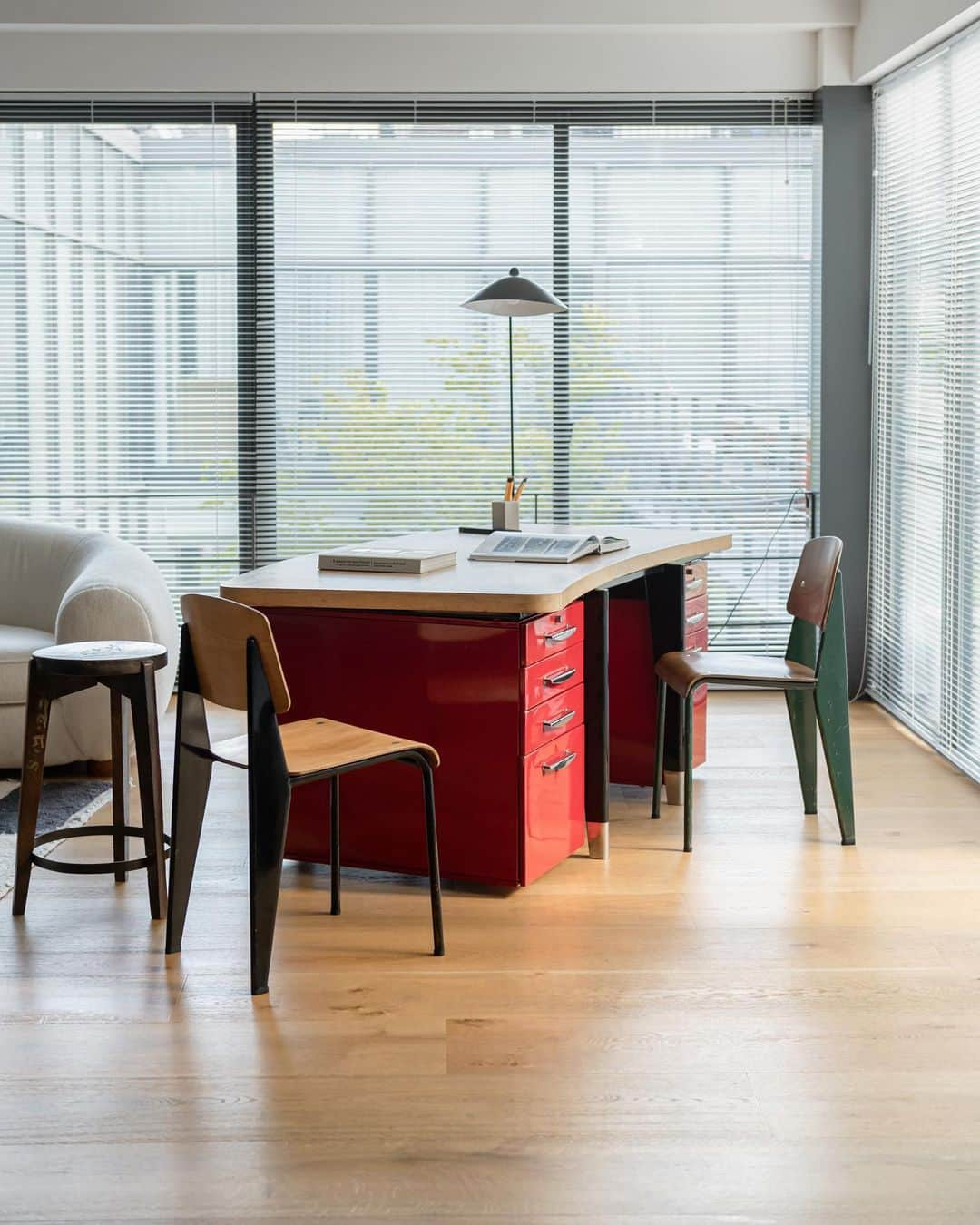 Kinfolk Magazineさんのインスタグラム写真 - (Kinfolk MagazineInstagram)「Thank you to everyone who visited At Home with Kinfolk over the last few months! Here’s some home office inspiration for those who’ve been enjoying the exhibition from afar: Jean Prouvé’s Standard BS courbe desk and Standard chairs. (Creative direction: @teoyang, Curation: @vintgallery, Location: @kinfolk_dosan)」9月19日 17時40分 - kinfolk