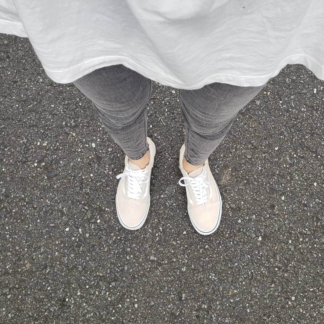 eriさんのインスタグラム写真 - (eriInstagram)「* グレーのデニムにベージュのvans。 この色合わせが妙に気に入った今日この頃... コンバースばかり履いているから、たまにvansを履くと、足元のぼってりした感じがちょっと新鮮!! * デニム:#zara シューズ:#vans#oldskool * #ootd#outfit#fasion#casual#coordinate#zaraデニム#スキニーデニ#グレーデニム#オールドスクール#カジュアル#カジュアルコーデ#足元くらぶ#足元クラブ#今日の足元#スキニーコーデ」9月19日 17時33分 - eriiiii_1214