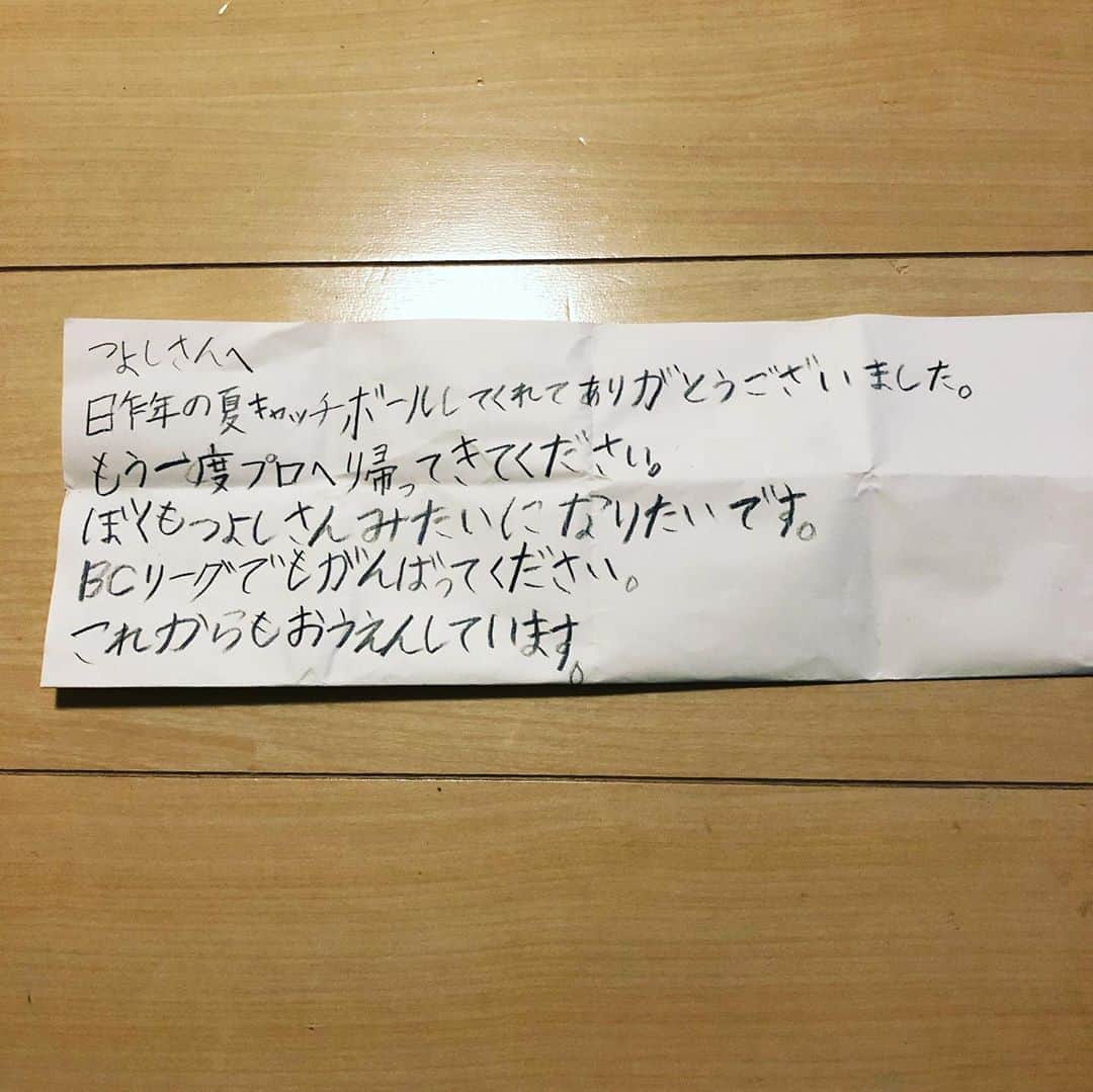 西岡剛のインスタグラム：「去年キャッチボールしたの覚えてるよ👌  遠くから会いに来てくれてありがとう😊  コロナの事もあり近くで接する事ができなくてごめんね🙏  しかし3枚目はなんだ？ 俺の顔かな？🌞 三男坊が書いたのかな？  お互い頑張ろうぜ👍  #西岡剛」