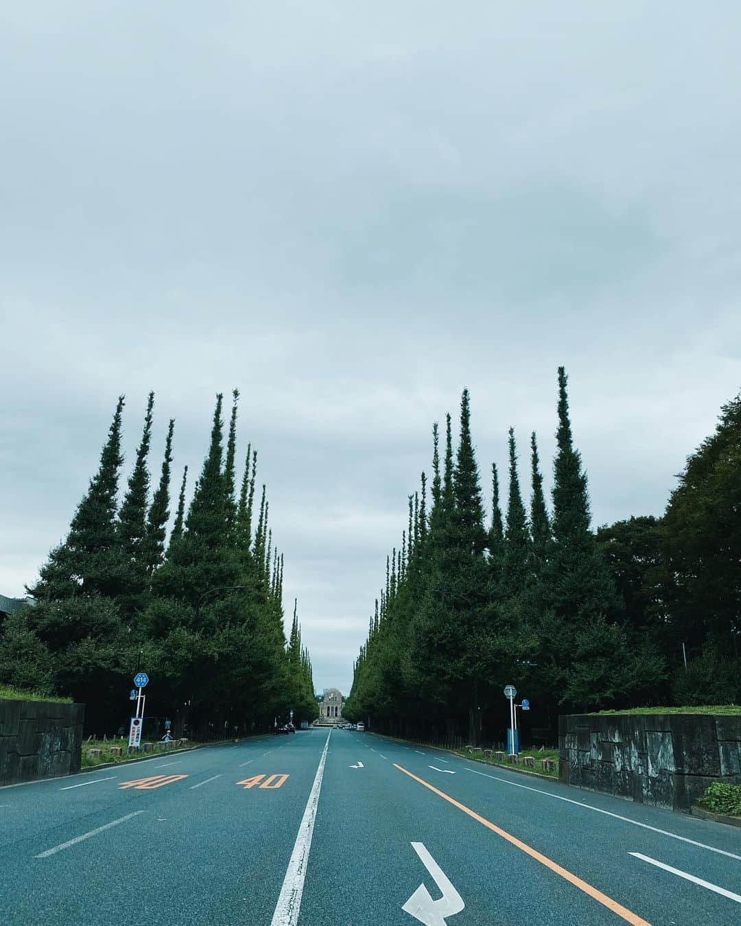 高山都さんのインスタグラム写真 - (高山都Instagram)「お風呂上がりが気持ち良すぎて、実は朝ビールしました。笑 二日酔いかもーと起きたのに、走りに出て、ビール飲むワタシに、かなちゃんはビックリしてた。。 外苑前にあるホテルに泊まるんだから、都会を走ろうと一式持ってきていたので、今朝は軽く5km皇居まで往復。 部屋に戻り、おっきなお風呂でのんびり🛁 ここのタイルも可愛くて、個人的にはバスルームが1番お気に入りだったなー。 汗かいて、いい眺めでビール飲むとか、最高！！ これから先、悩んだり迷ったりすることもあるはず。 こんなふうに近くでお泊まりしてみるってのも(仕事もできるし、すぐ帰れるし)新しいストレス発散方法かもしれないなー。 #プチ家出」9月19日 17時34分 - miyare38