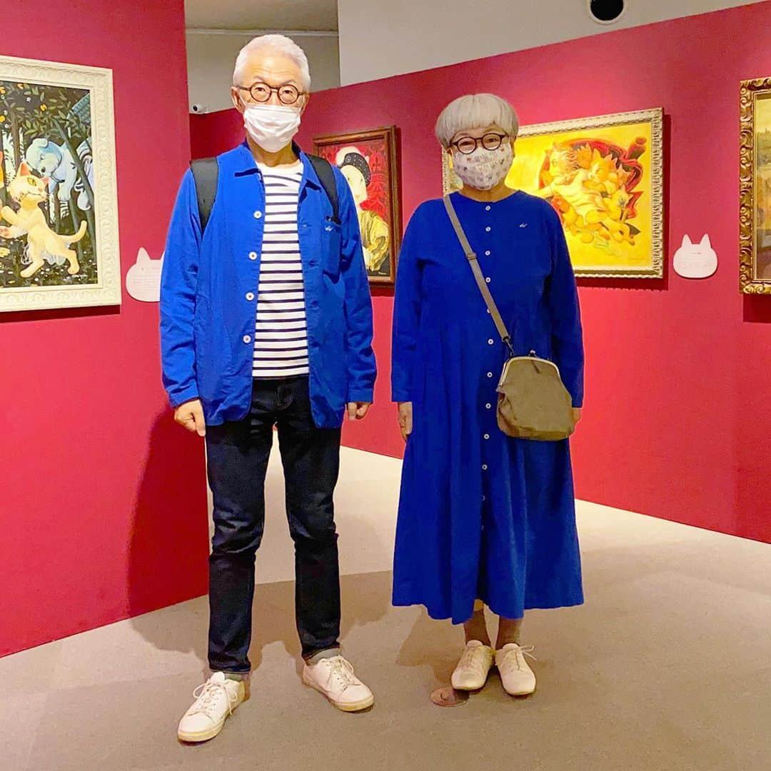 bon ponさんのインスタグラム写真 - (bon ponInstagram)「宮城県石巻市の石ノ森萬画館で開催中の「CAT ART展〜シュー・ヤマモトの世界〜」(9/12〜11/29)と、「いしのまき ねこふぇす2020」(9/19・9/20)に行ってきました。 猫好きにはたまらない一日でした😻❤️ 秋の休日、猫イベントで盛り上がっている石巻に出かけてみませんか😊😊 ＊ 「CAT ART展〜シュー・ヤマモトの世界」 【展覧会概要】 『モニャ・リザ』や『ミロの猫ヴィーナス』など、教科書やミュージアムで見たあの世界の名画が猫の絵に。SHU YAMAMOTOが描く「CAT ART」は、美術史を彩る絵画をモチーフに、可愛さ面白さだけでなく、オリジナルの作風、構図、色彩、タッチなどにも工夫を凝らし、日本国内をはじめアメリカでも高く評価されています。 本展では古代から現代までの約70点をご紹介。また各作品には「猫美術評論家」によるユーモアたっぷりの解説が付いています。さらに石ノ森萬画館会場限定描き下ろし『サイボーグゼロゼロニャイン』が登場します。 猫好き、アートファンのみならず、みんなが自然と笑顔になれる展覧会をぜひお見逃しにゃく。 【SHU YAMAMOTO シュー・ヤマモト】 1948年生まれ。アメリカ ユタ州に在住。2007年から古今東西の有名絵画の“猫バージョン”を描き始め、これまでに多数の個展を開催。 ＊ 有名な名画の数々が可愛いニャンコに😻画風やタッチまで、オリジナルに似せて描かれていることに驚きました！ とにかく可愛くて楽しい！大人も子どもも楽しめる展覧会でした。 3階の展望喫茶「BLUE ZONE」では、展覧会限定コラボメニューが提供されていて、ネコの顏をかたどったミニトースト付きの『ボロニャ〜ゼ』と『いにゃり寿司＆温かいそばセット』をいただきました🍝😻 ＊ 9/19・9/20の2日間「いしのまき ねこふぇす2020」が開催中。 石ノ森萬画館の近くのかわまち交流センターでは「猫イラスト&写真展」が開催されていて、石巻に縁のある有名漫画家さんによる猫イラストと、市民が撮影した猫写真が展示されていました。 かわまち交流センター向かいの八幡家駐車場では「にゃーにゃーフリーマーケット」が開かれ、猫グッズや猫柄雑貨、手作り品などの販売や、飲食ブースがありました。 ＊ 10月31日(土)まで「街なかリアル宝探し」のイベントを開催中です。 いしのまき元気いちばのカウンターで謎解き地図をもらって、お魚をくわえて逃げたニャンコ探しに挑戦！コンプリートした人には、記念の猫缶バッジがもらえます😸👍 ・ ・ #CATART展 #シューヤマモト #名画になった猫たち #石ノ森萬画館 #石巻 #いしのまき #いしのまきねこふぇす #夫婦 #60代 #ファッション #コーディネート #リンクコーデ #夫婦コーデ #グレイヘア #白髪 #共白髪 #couple #over60 #fashion #coordinate #instafashion #instagramjapan #greyhair #bonpon511」9月19日 17時36分 - bonpon511