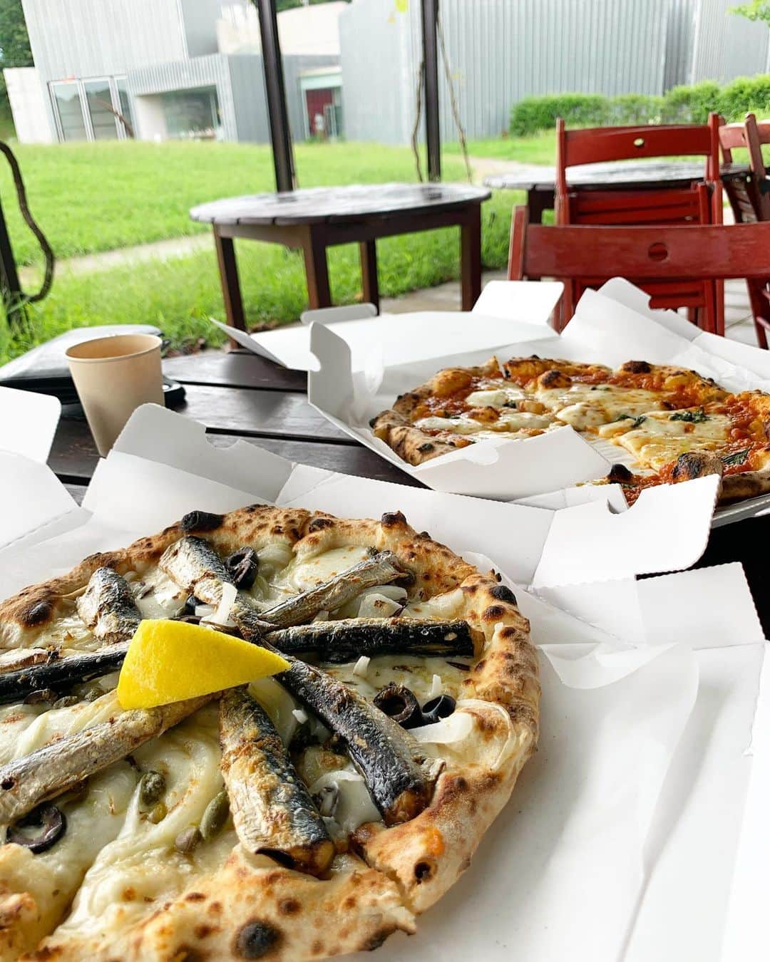 奥山絵里奈さんのインスタグラム写真 - (奥山絵里奈Instagram)「4連休始まりましたね！  私は予定がありません😇どうしよう笑  先日千葉の市原に行った時に 素敵なピザ🍕のお店がありそこでランチしました♫  #ピッツェリアボッソ ！  平日にも関わらず結構な人が！  湖を眺めながらピザが食べられるのでとっても素敵な雰囲気のお店でした！  本格的なトマトソースのピザやイワシのピザは絶品でした！  隣には美術館があったりなど 雰囲気がとてもいい場所ですよ〜！  お値段はちょっと高め🍕✨  #千葉グルメ #千葉カフェ #市原湖畔美術館 #市原カフェ #千葉旅行 #千葉観光 #市原カフェ #市原グルメ #子連れ旅行 #テラスカフェ #2歳10ヶ月男の子 #ママコーデ #ナイキスリッポン #ショルダーバッグコーデ #タイトワンピース #バレンシアガバッグ」9月19日 17時46分 - erinaokuyama