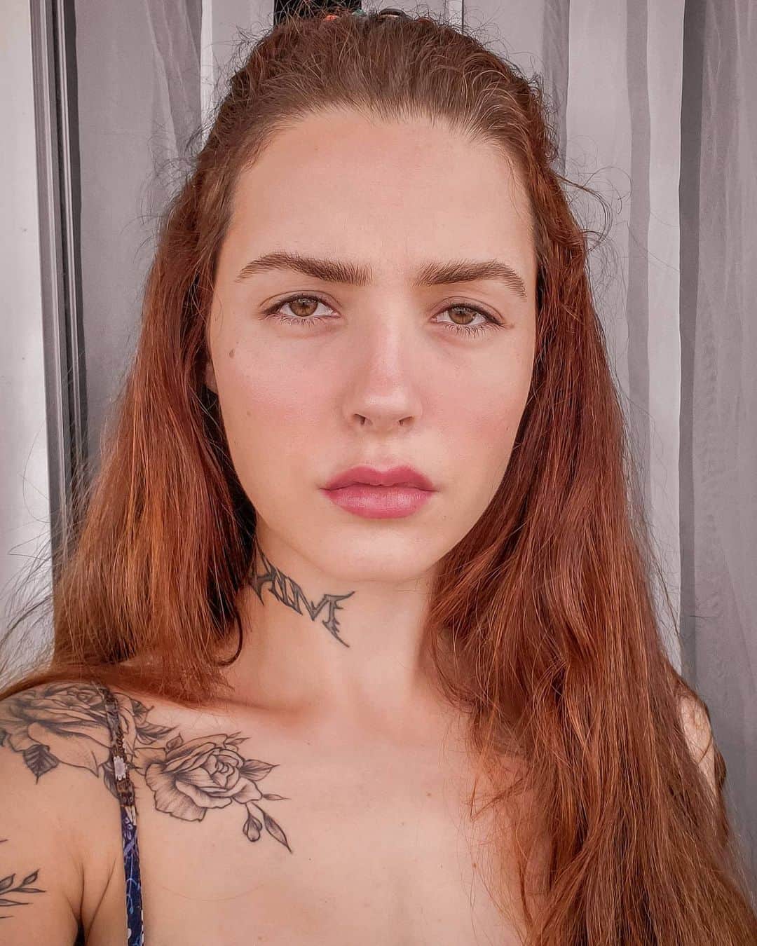 Anna Vargasのインスタグラム：「Tirei essa foto com cara de nada hoje cedo, só pra registrar o experimento de um desses tutoriais de no-makeup makeup que têm por aí. Aí pensei... Putaqueopariu, não é de se espantar que a maioria das pessoas que eu conheço me dizem que achavam que eu era super metida e arrogante. 😂😂😂 Mó cara de nojenta, entojada! Kkkkkkkkk Mas a make deu bom, isso que importa. Avaliem! 👇🏻😌 #nomakeup #makeup #nomakeupmakeup」