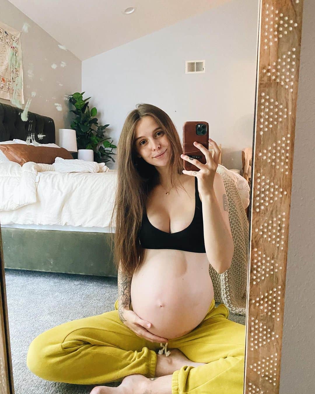 Acacia Brinleyさんのインスタグラム写真 - (Acacia BrinleyInstagram)「35 weeks never felt so good.💛 swipe to see how my belly looks like a fake movie prop belly, just a ball attached to me. 😂」9月19日 8時53分 - acaciakersey