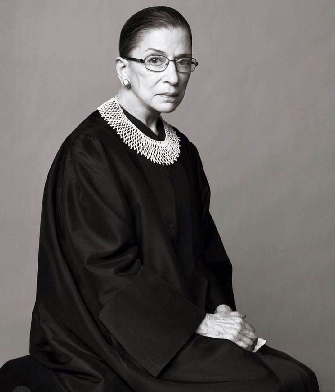 ミッキー・サムナーのインスタグラム：「♥️💔 RBG ❤️💔」