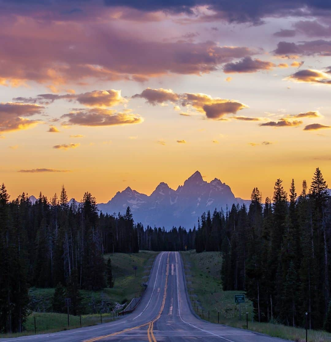 アメリカ内務省さんのインスタグラム写真 - (アメリカ内務省Instagram)「Miles to go means more time with the spectacular mountain views of Grand Teton National Park in #Wyoming. If you're lucky, you're even gifted an epic sunset. Visitors to #GrandTeton can take scenic drives, like #Teton Park Road, equipped with plenty of turnouts for watching wildlife, snapping photos, and enjoying the incredible Teton Range. Watch for large animals on the road and take it slow at night. Roll down those windows and feel the breeze. Photo @GrandTetonNPS by Alexander Sills-Trausch (@alecoutside) (www.sharetheexperience.org). #usinterior #RecreateResponsibly #RoadTrips」9月19日 9時05分 - usinterior