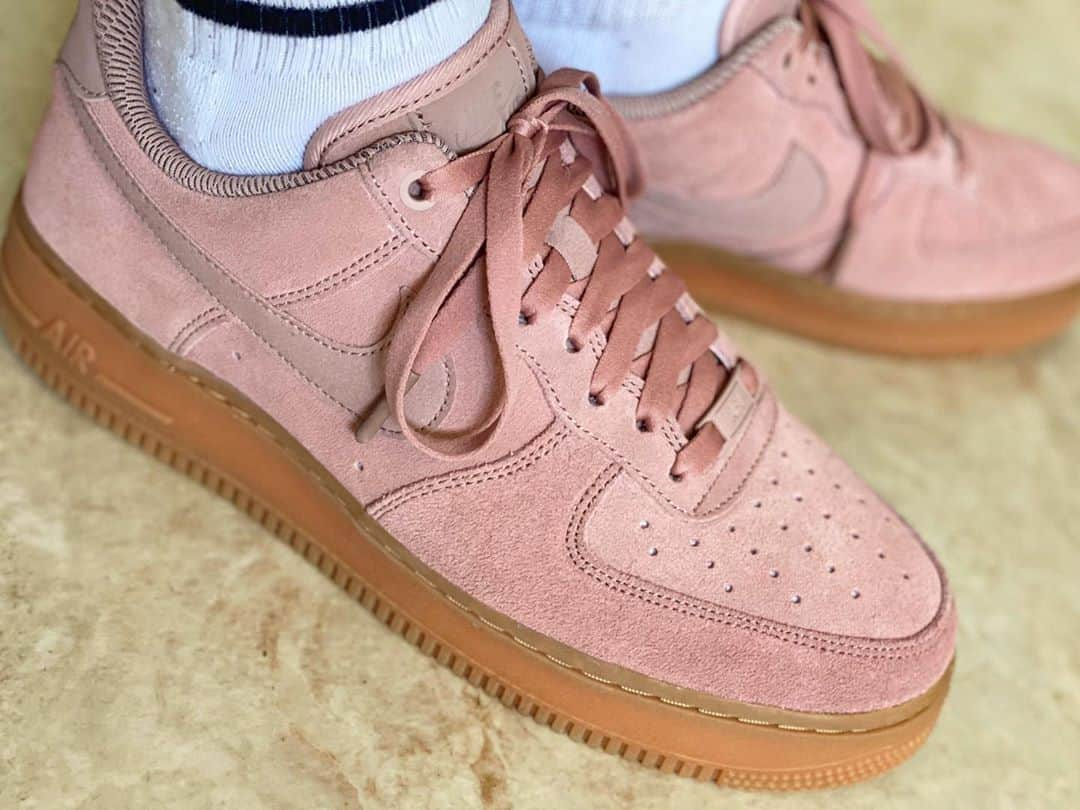 SHiNNOSUKEさんのインスタグラム写真 - (SHiNNOSUKEInstagram)「AIR FORCE1 07 SE / NIKE  ピンクの色感と、配色が好みすぎて、レディースなのに大きいサイズあったから買ってしまった！！  季節の変わり目、体調崩さ好き良い週末を！  #kicksoftheday #newkicks #nike #sneaker #airfoce1 #streetfashion」9月19日 9時04分 - shinnosuke_rookiez