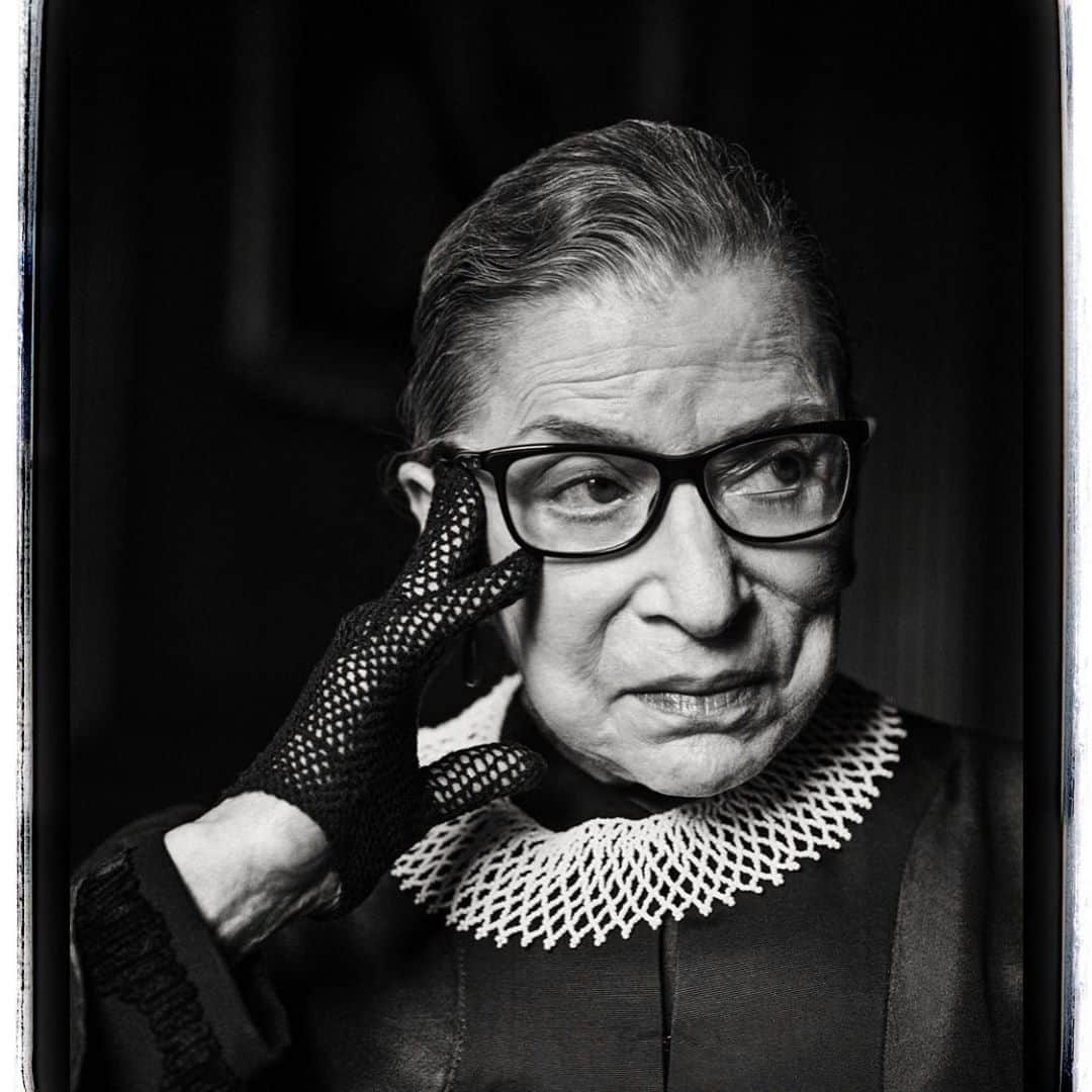 ジェニファー・エスポジートのインスタグラム：「There is no end to the fresh hell that is 2020.  #rbj  #ruthbaderginsburg has died.  Rest peacefully and THANK YOU !  I’m tapping out 2020 🖕🖕🖕🖕🖕」