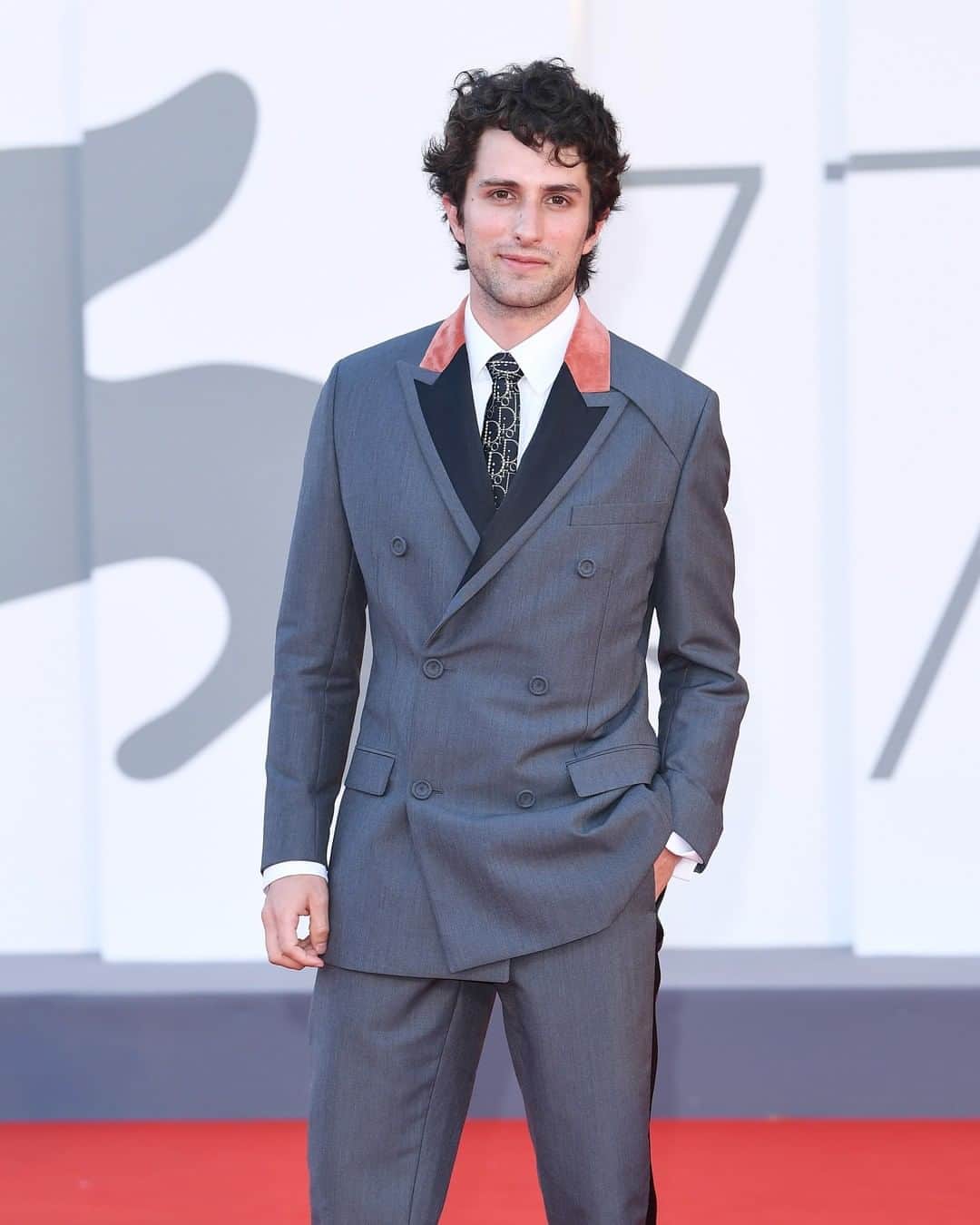 クリスチャンディオールさんのインスタグラム写真 - (クリスチャンディオールInstagram)「Hitting the red carpets of the 77th @LaBiennale and 46th @DeauvilleUs festivals in style, #StarsinDior from @Dario to @Magimel.Benoit donned Dior men's suits by @MrKimJones.」9月19日 9時00分 - dior