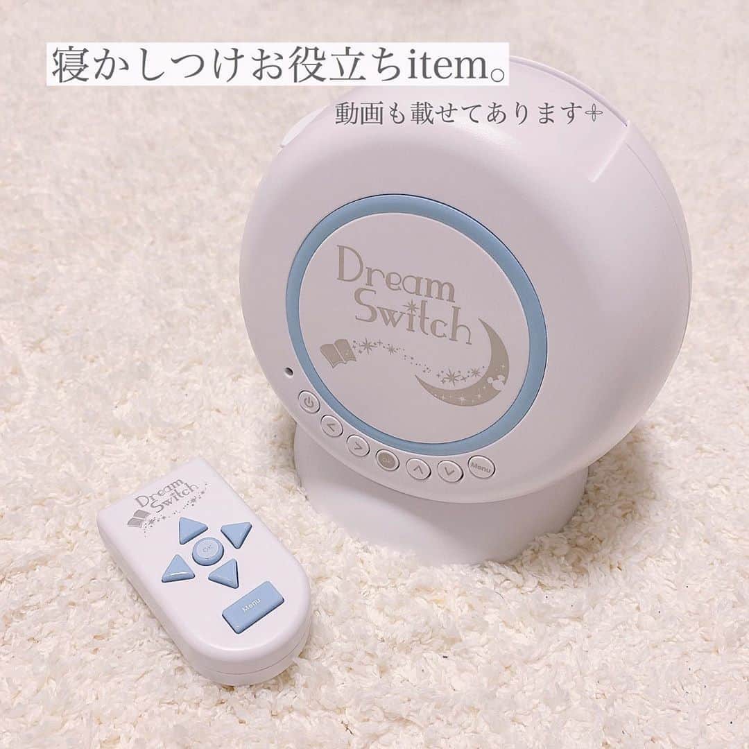 のインスタグラム：「... ドリームスイッチ⭐︎すやすやmelody ... . スワイプ⇨⇨⇨ . . DMも頂いているので、 ドリームスイッチについて書き書き...🖋ꔛ . . 買って良かった育児グッズの中の１つです♡ . 最近は、いてー！(見て)イッキー！(ミッキー) と言いながら天井を指さしたり、 映像が終わると毎回、とまった〜😳𓇢って 早く流してくれと言わんばかりに催促してくる🤣⚐ . . 寝る直前までマットの上を飛び跳ねたり走ったり👟 なかなか寝なかったあかりが ドリームスイッチを流すようになってからは、 毎日これが楽しみになっているみたいで(˙˘˙)✦ฺ . 寝室に行くとすぐ横になったり座ったりしながら 天井を見つめて、走り回らなくなりました💪𓇬𓂂 . 一緒に見ながらお話ししてるうちに だんだんうとうとしてきて、映像を止めると スッと寝る🥺♡♡♡ . 寝るまでの時間が凄く短くなった🥺𓂂𓇬 . ディズニーの絵本も沢山入ってるし、いつも おままごとのおもちゃで野菜とか果物の名前を 覚えさせてたけど、おままごとに無い野菜や果物、 動物とか色とか数字とかも新しく覚えられてるから ちゃっかりお勉強になってる(´ω｀)❤︎❤︎❤︎ . . 映像自体は思ったより荒めで、物凄く綺麗に 映る訳では無いけど、お値段的に こんなもんなのかな？という感じです(ˊᵕˋ)𓂂 . コンセントを繋いだ状態じゃないと 使えないので、置く場所は限られてくる⍨ . 連続再生ができないので、流した物が 終わる度にリモコン操作しないといけない𓂂 . . でもトータルで考えたら、買って良かったし 今はあまり使えなかったとしてもこの先ずっと長く 使えるから、個人的にはおすすめです😌♡♡ . 一緒に見ながらゴロゴロしてる時間も好き👧🏼🎀 何より見てるあかりが可愛くて、それを見るのが 私も毎日の楽しみになってる(˙˘˙)❤︎❤︎❤︎ . . あと、あかりを産んだ時に買ったすやすやメロディー♬ これは胎動の音がやっぱり大活躍中👶🏼♡♡ 泣いてても、流すと落ち着いてくれてます☪︎ . あかりにはもう通用しないので(笑) がっくんの寝かしつけにフル活用してます(ˊᵕˋ)♡ . . ………………………………(♡)……………………………… .」