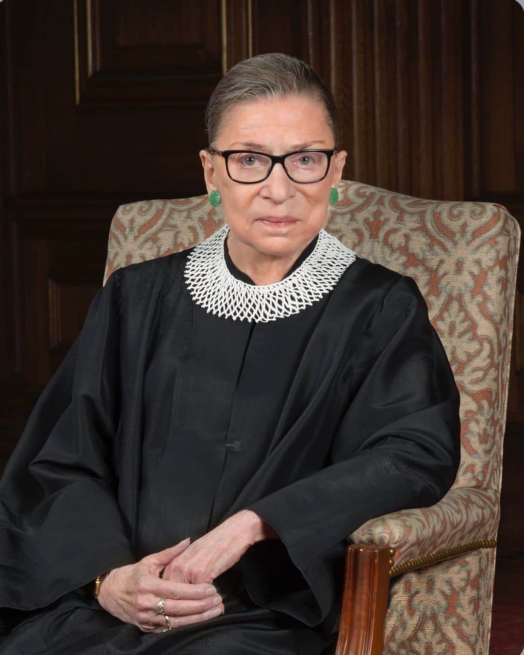 シャロン・ローレンスさんのインスタグラム写真 - (シャロン・ローレンスInstagram)「RIP #Justice #ruthbaderginsberg aka #RBG. You will always be appreciated for your talent and tenacity. Your strength has been an inspiration for so many and there are warriors ready to continue the fight for equality that was your hallmark.   She changed the way the world is for American women. For more than a decade, until her first judicial appointment in 1980, she led the fight in the courts for gender equality. When she began her legal crusade, women were treated, by law, differently from men. Hundreds of state and federal laws restricted what women could do, barring them from jobs, rights and even from jury service. By the time she donned judicial robes, however, Ginsburg had worked a revolution. That was never more evident than in 1996 when, as a relatively new Supreme Court justice, Ginsburg wrote the court's 7-to-1 opinion declaring that the Virginia Military Institute could no longer remain an all-male institution. True, said Ginsburg, most women — indeed most men — would not want to meet the rigorous demands of VMI. But the state, she said, could not exclude women who could meet those demands. Reliance on overbroad generalizations ... estimates about the way most men or most women are, will not suffice to deny opportunity to women whose talent and capacity place them outside the average description," Ginsburg wrote.  Just weeks before her death she asked he Grand daughter to deliver this message -“My most fervent wish is that I will not be replaced until a new president is installed."   At the center of the battle to achieve that will be Senate Majority Leader Mitch McConnell. In 2016 he took a step unprecedented in modern times: He refused for nearly a year to allow any consideration of President Obama's supreme court nominee. Back then, McConnell's justification was the upcoming presidential election, which he said would allow voters a chance to weigh in on what kind of justice they wanted. But now, with the tables turned, McConnell has made clear he will not follow the same course. Instead he will try immediately push through a Trump nominee so as to ensure a conservative justice to fill Ginsburg's liberal shoes, even if President Trump were to los」9月19日 9時09分 - sharonelawrence