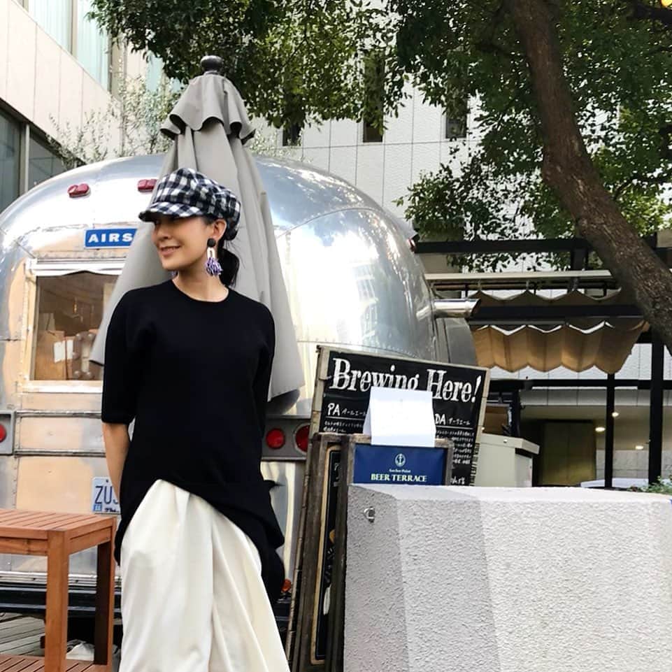 田中美里のインスタグラム：「朝夕は少し涼しくなってきましたね。  早く秋冬の帽子をかぶりたい。  ジンノビのギンガムチェックキャスケット。 @jin_no_beat_shite_cassie   そして、お気に入りの @peachepeace0703n  のイヤリング。  小物が変わるだけで気分も変わりますね。  #jinnobeatshitecassie  #ジンノビートシテカッシ #yaokichi #unchapeau #帽子 #キャスケット  #earrings @peachepeace0703n  #ドラマの感想もありがとうございました」
