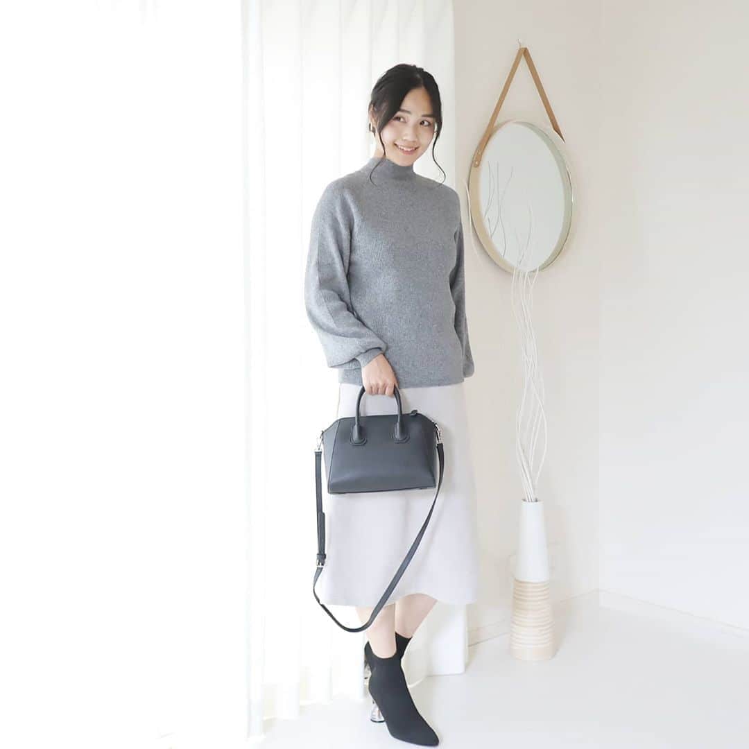 Eri Satoのインスタグラム：「gray×blackコーデ · knit :@pierrot_shop (s2005-013577) shoes: @randa_pic bag: @kalie_official · 先日も紹介した @pierrot_shop の #バックリボンリブニット · さらっとしたなめらかな生地感で 身体のラインを拾わないから、体型カバーにも☺️ · 前から見るとシンプルなニットだけど、後ろのリボン結びがバックシャン💛 大人フェミニンスタイルにぴったりです✨ · @pierrot_shop はコスパが本当に良くてオススメなブランド！ 他にも可愛い新作が出てるからチェックしてみて✨ blogも書いたので見てね👀 · #pierrot #pierrot_shop #ピエロアンバサダー#リブニット #(s2005-013577)#秋コーデ#ニット#バックシャン#fashion#ootd#outfit#code#coordinate#style#ファッション#コーディネート#コーデ#プチプラ#プチプラコーデ#ママコーデ#シンプルコーデ#mamagirl#locari#partegram#カジュアル#お洒落さんと繋がりたい#pr」