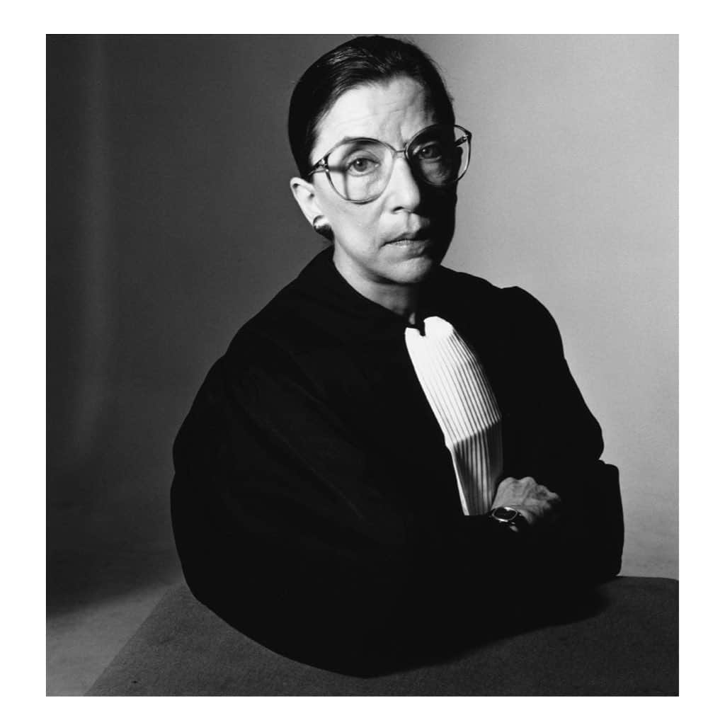 リンダ・エヴァンジェリスタのインスタグラム：「🙌🏻 Thank you Notorious RBG for making our world better 🕊 #RIPRBG 🖤 #RuthBaderGinsberg 💔 #Legend  #RestInPower Photo by Irving Penn」