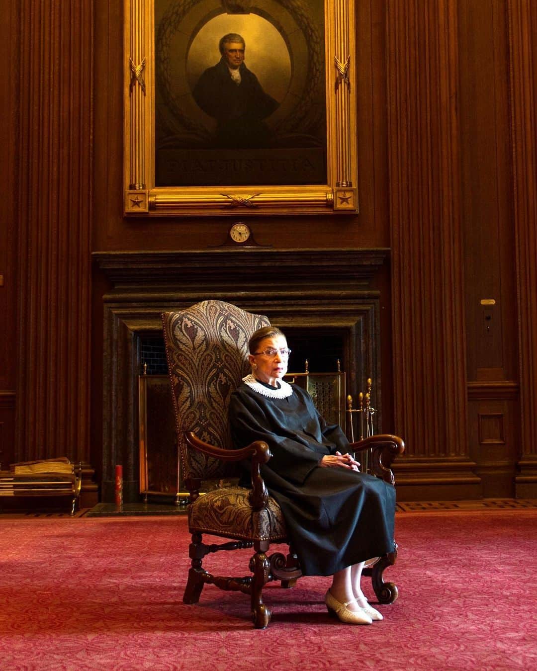 WHO WHAT WEARさんのインスタグラム写真 - (WHO WHAT WEARInstagram)「A giant. Thank you, Ruth Bader Ginsburg. May her memory be for blessing.  photo: getty images」9月19日 9時22分 - whowhatwear