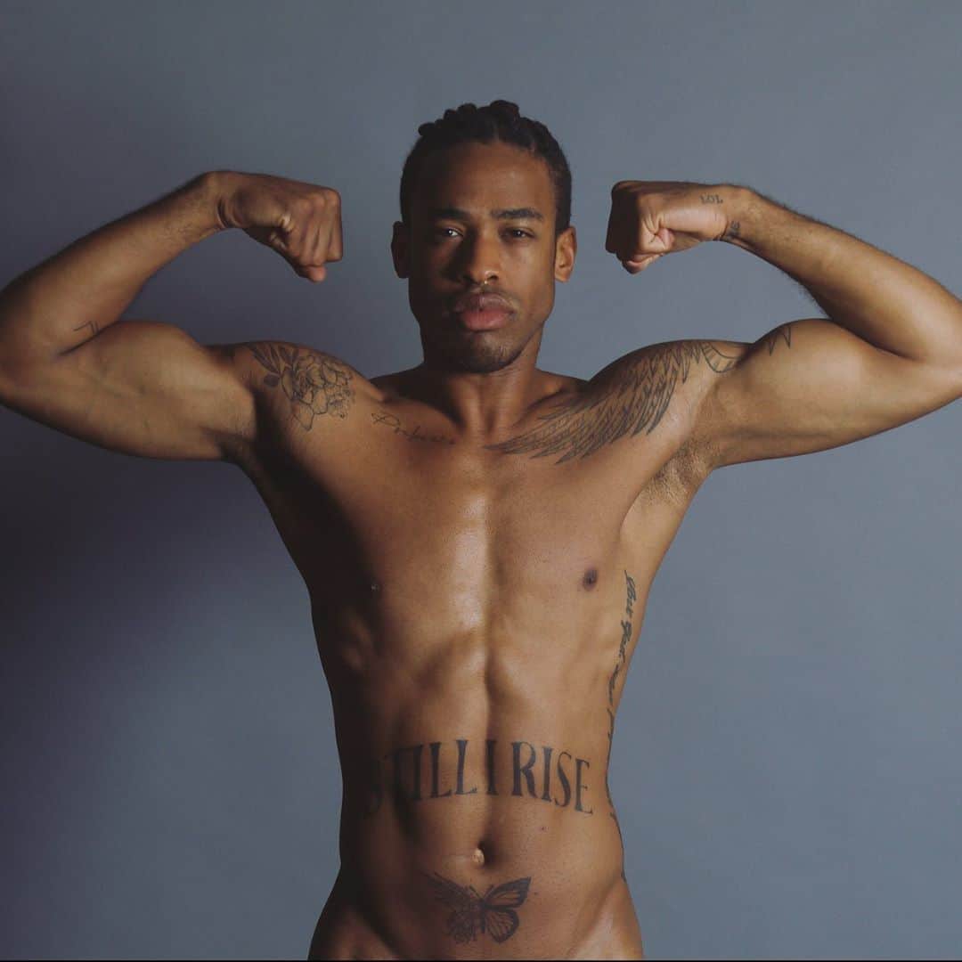 タイタス・マキン・ジュニアのインスタグラム：「BODY POSITIVITY: over the last 5 months of quarantine I decided I was tired of being, in my view, the “skinny guy”. I know some of you are rolling your eyes, but just hear me out. Lol  The ups and downs of this season taught me that I’ve harbored the power this entire time to make change. Although I have a LONG way to go to my goals, I love that I finally started. In an industry that I typically allow to enhance, shadow, & airbrush previous pics to make me look like this, I wanted to share this unedited photo of my actual progression (minus the filter on the next image). :) If you’re like me and have been in quarantine a bit depressed at times, you can start making little daily steps to your goals too. Who knows where you’ll be in 5 months?! (That totally sounded like a infomercial LOL). But it’s still #facts   (please understand there’s absolutely nothing wrong with being skinny, or any size, it’s beautiful! But we are allowed to have personal goals and work towards whatever healthy body type, we as individuals, feel happy about)  I also realize that some of you will read all of this and still only be wondering if I have bottoms on or not 🧐 and to that, I’m flattered by your interest (lol), but hope you see the point 🖤」
