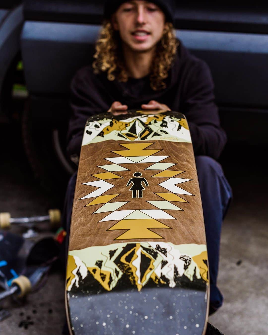 ボルコムのインスタグラム：「Free @volcomskate X @girlskateboards @simonbannerot deck?! 😮  That's right! With purchase of the Volcom X Girl 'Pack it Up' @goretexstudio jacket you will receive a limited edition deck 🆓 !  Hit up these shops for more: @tactics @familiask8shop @prestigeboise @boardofmissoula @garageskateshop  @spottampa @cowtownskate @shopoverload @pacific_drive @hangtownpville @milosport @ncboardshop @skatewarehouse @hanger94 @surfsidesports @ccs @parrotsurfandskate」