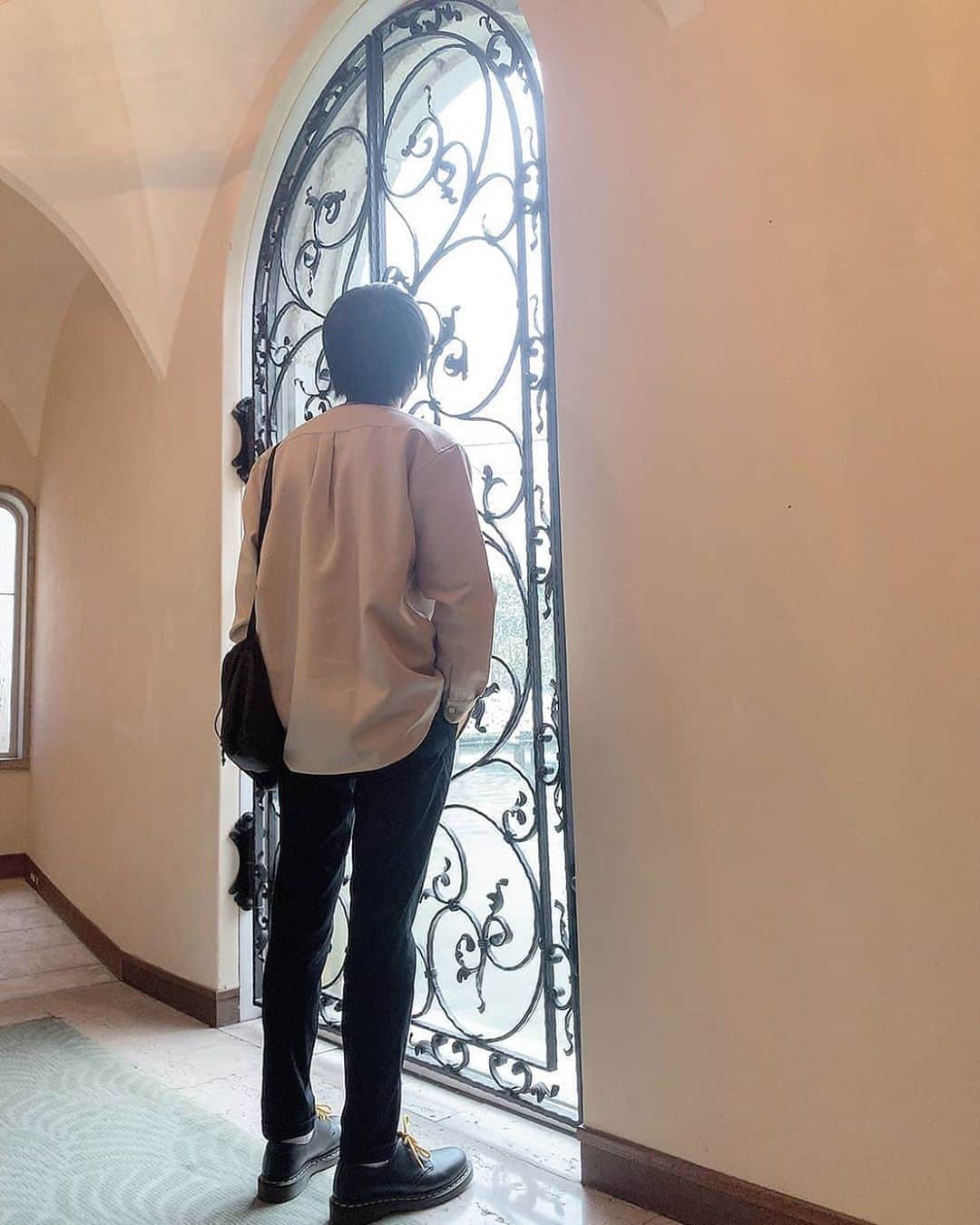 外山将平のインスタグラム：「朝は涼しくなりましたね^_^ シルバーウィーク皆さんは何をしますか？？  #ノーセット  #おはよう#goodmorning#役者#俳優#外山将平#fashion#カメラ好きな人と繋がりたい#camera#今日の外山#ootd#写真#眼鏡男子#メガネ男子#ポートレート#rayban#summer#作品撮り#自然#instagood#シンプル#cafe#カフェ巡り#カフェ休憩#朝活#マーチン男子#model#スイーツ男子#autumn」